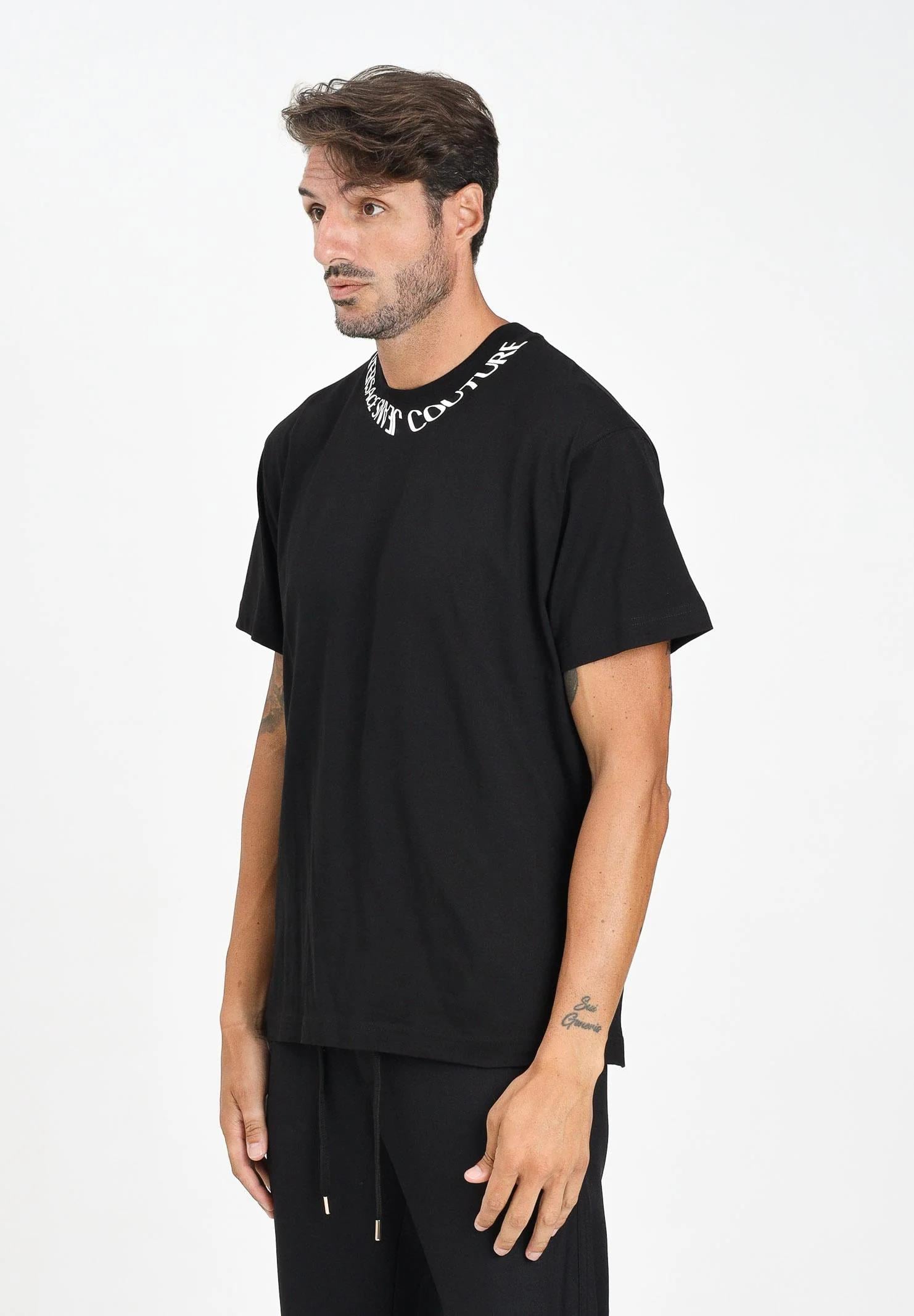 Versace Versace Erkek Regular Fit Yakası Logo Detaylı Pamuklu Kısa Kollu Siyah T-Shirt 79GAHP03CJ01P-899