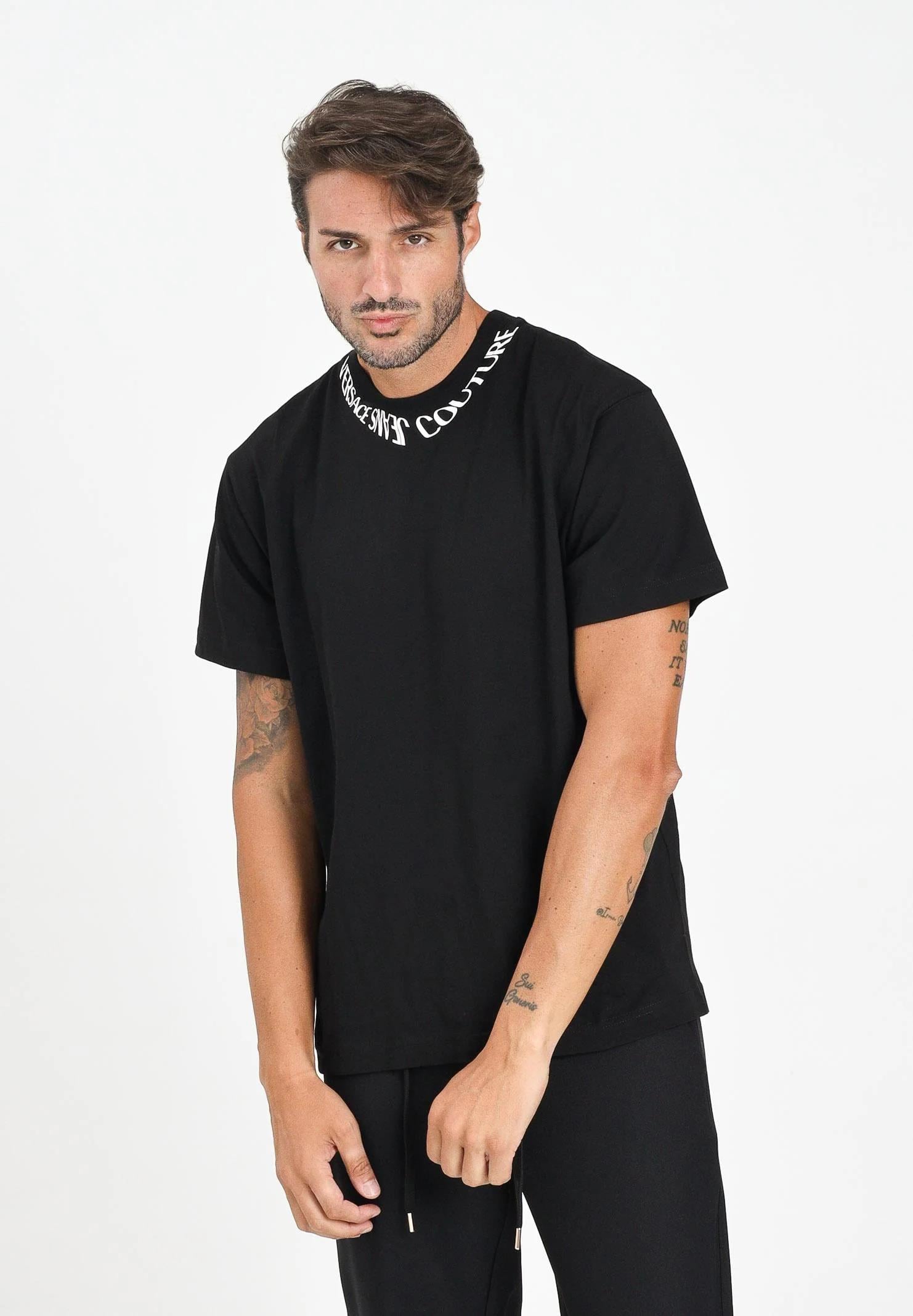 Versace Versace Erkek Regular Fit Yakası Logo Detaylı Pamuklu Kısa Kollu Siyah T-Shirt 79GAHP03CJ01P-899