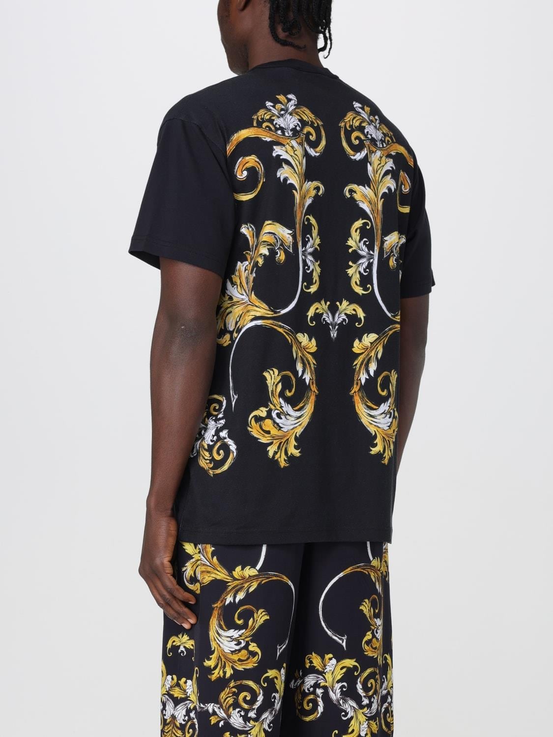 Versace Versace Kadın Regular Fit Yuvarlak Yakalı Cep Detaylı Arkası Grafik Baskılı Kısa Kollu Siyah-Altın T-Shirt 78GAH6RBJS462-G89