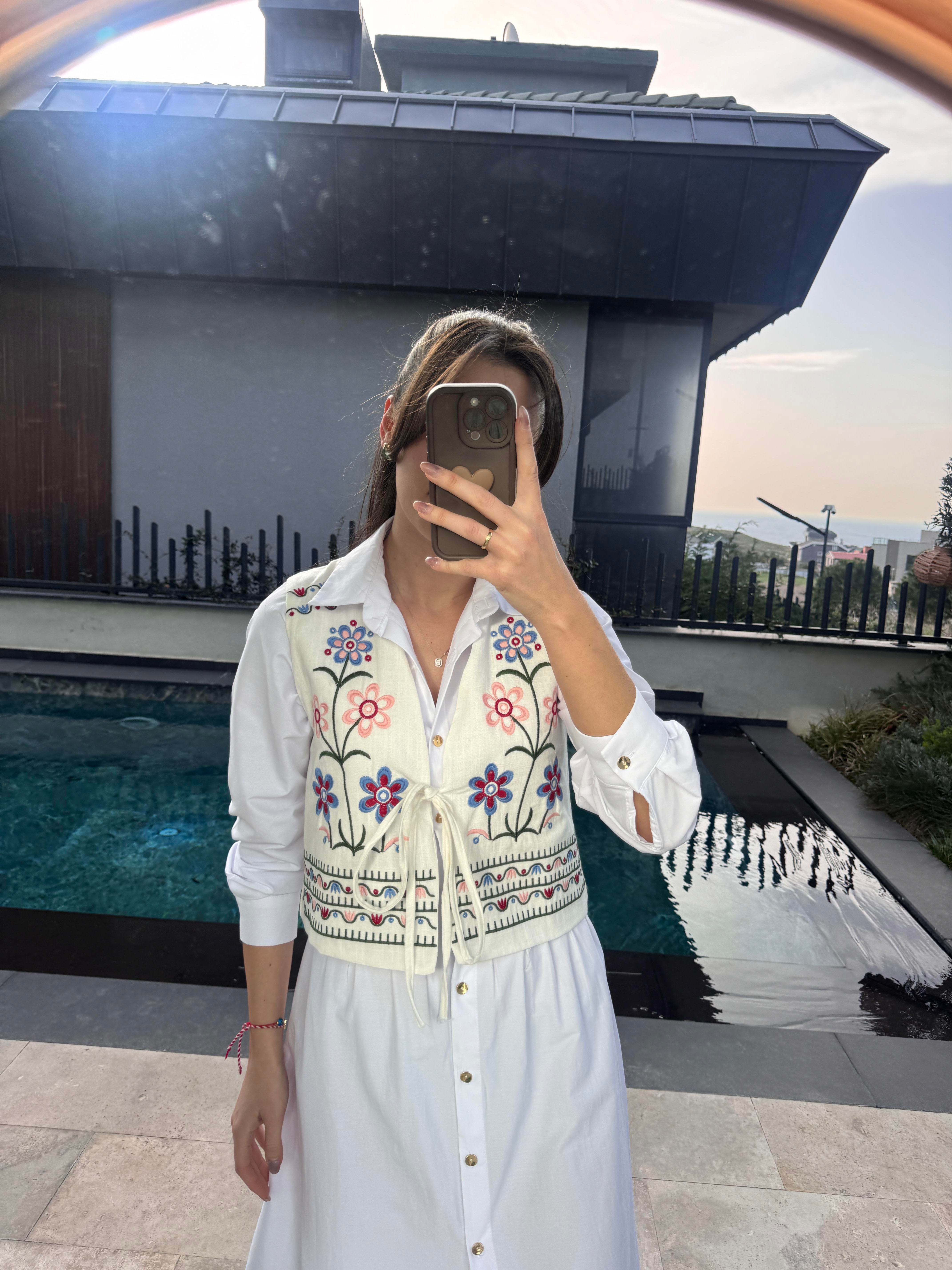 Frida Nakışlı Ekru Yelek