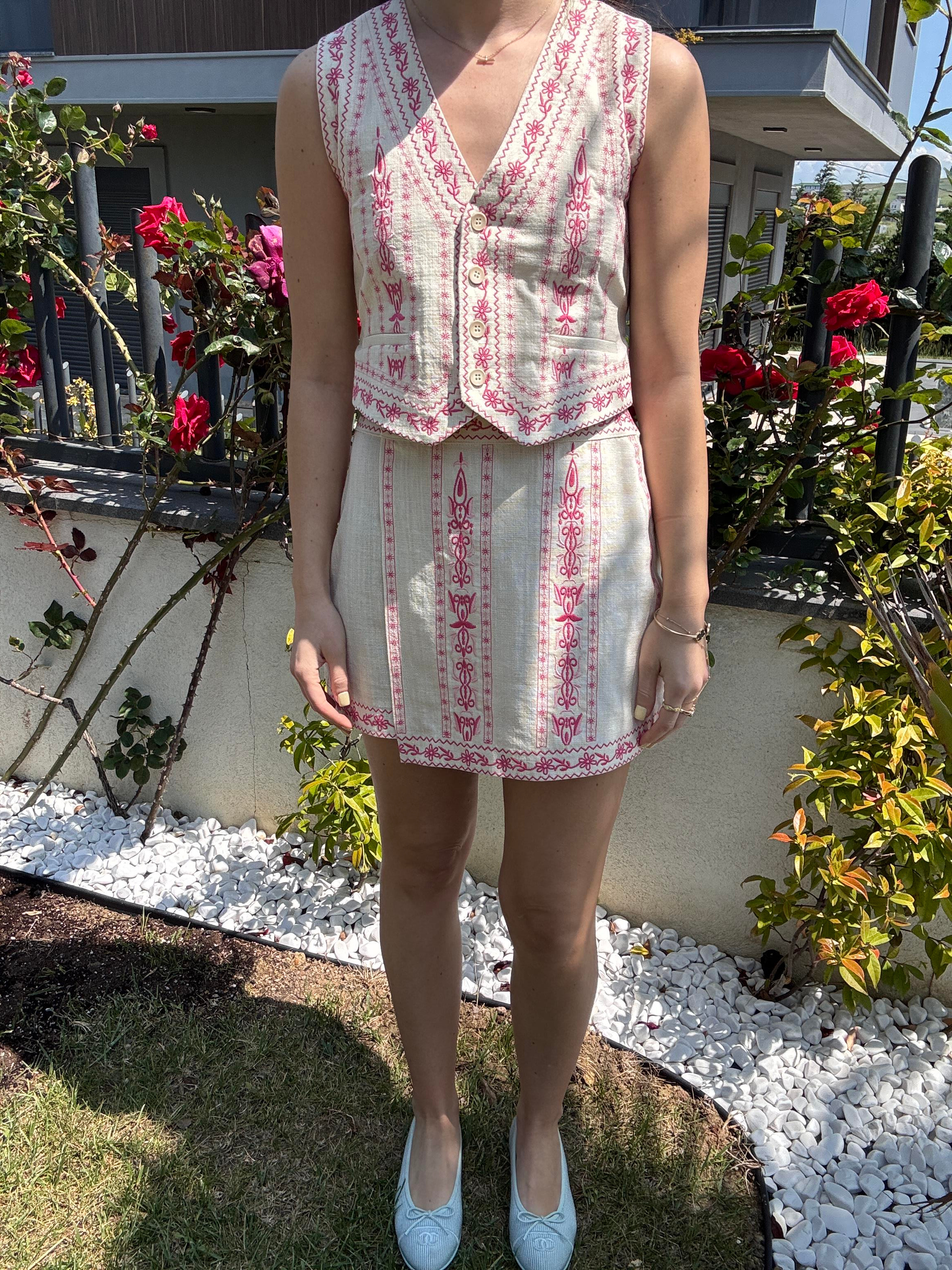 Pembe Nakışlı Keten Yelek