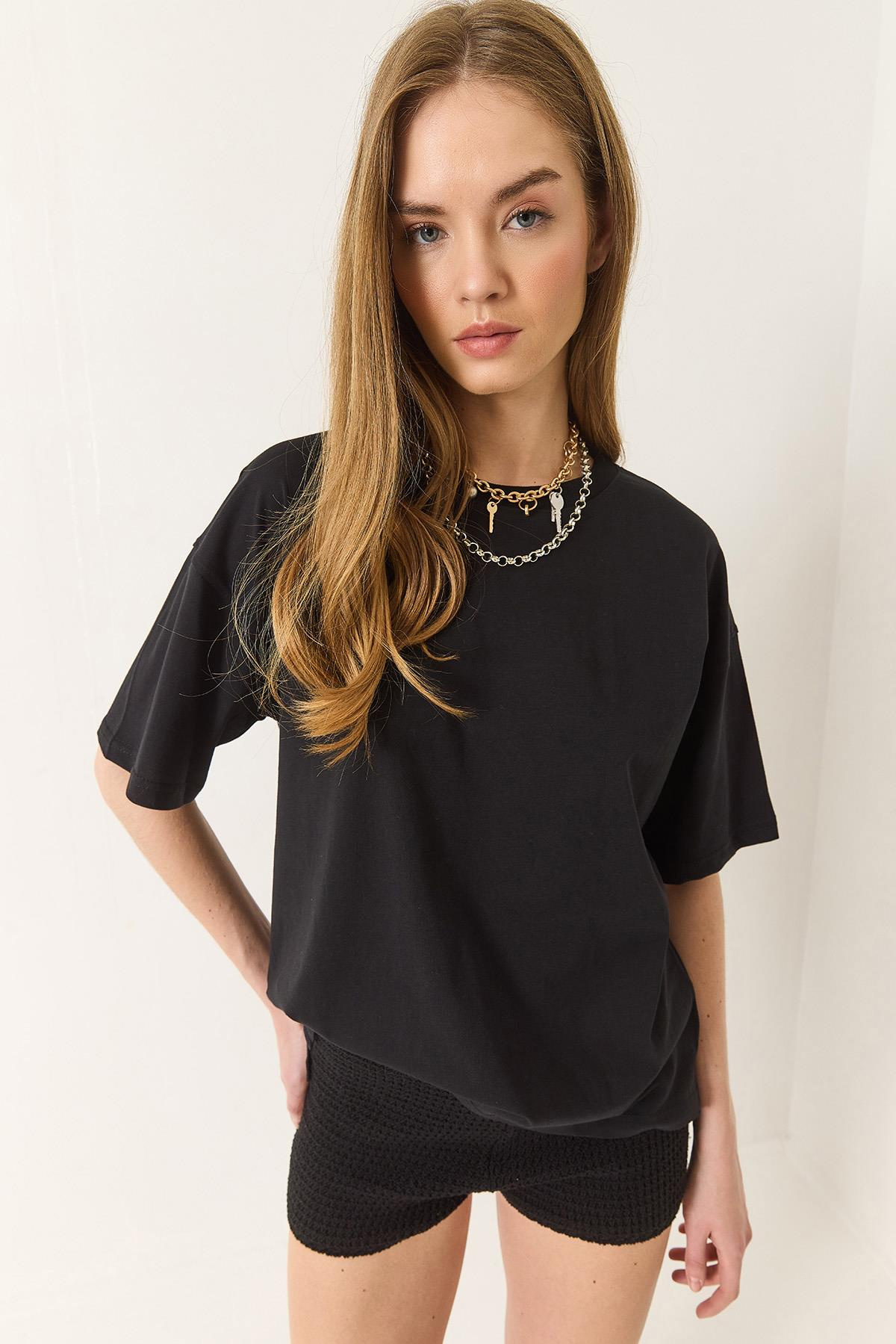 %100 Organik Pamuk Relaxed Fit Yırtmaçlı Yuvarlak Yakalı T-Shirt 60602047 - Siyah