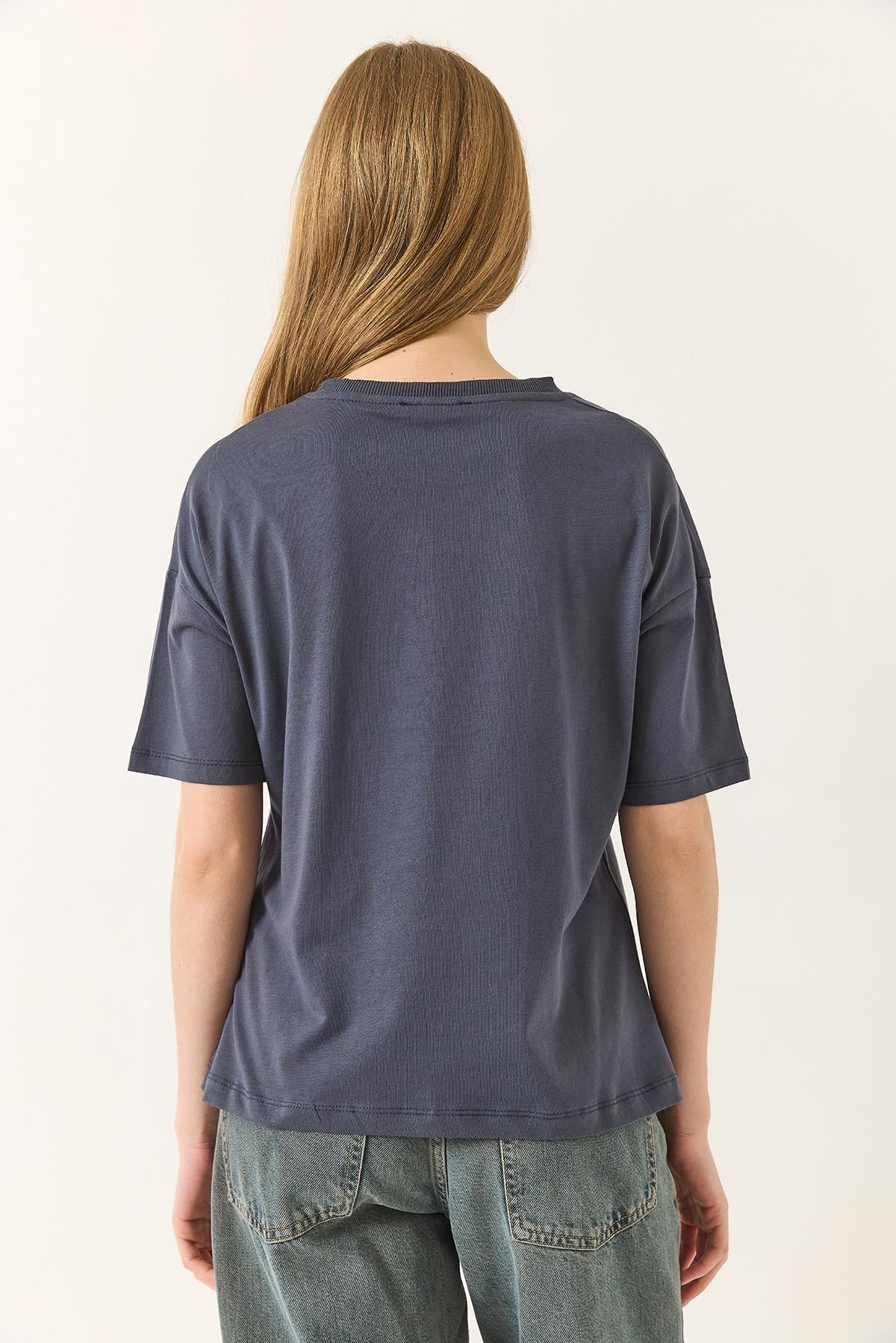 %100 Organik Pamuk Relaxed Fit Yırtmaçlı Yuvarlak Yakalı T-Shirt 60602050 - Antrasit