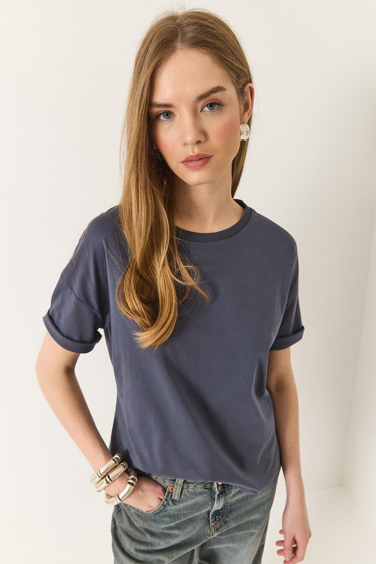 %100 Organik Pamuk Relaxed Fit Yırtmaçlı Yuvarlak Yakalı T-Shirt 60602050 - Antrasit
