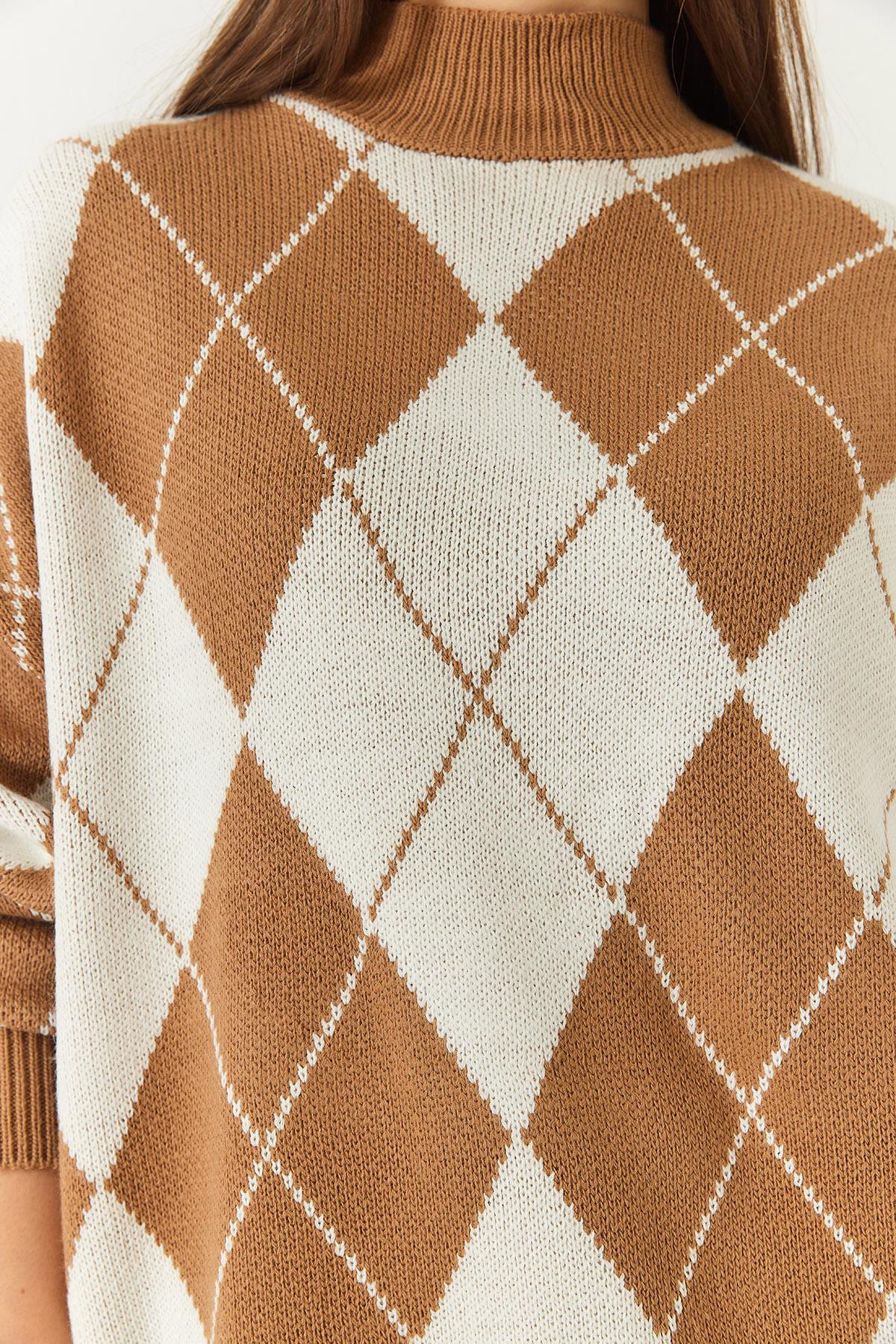 Baklava Desenli Yarım Balıkçı Yaka Oversize Kalın Triko Kazak 60261376 - Bej-Camel