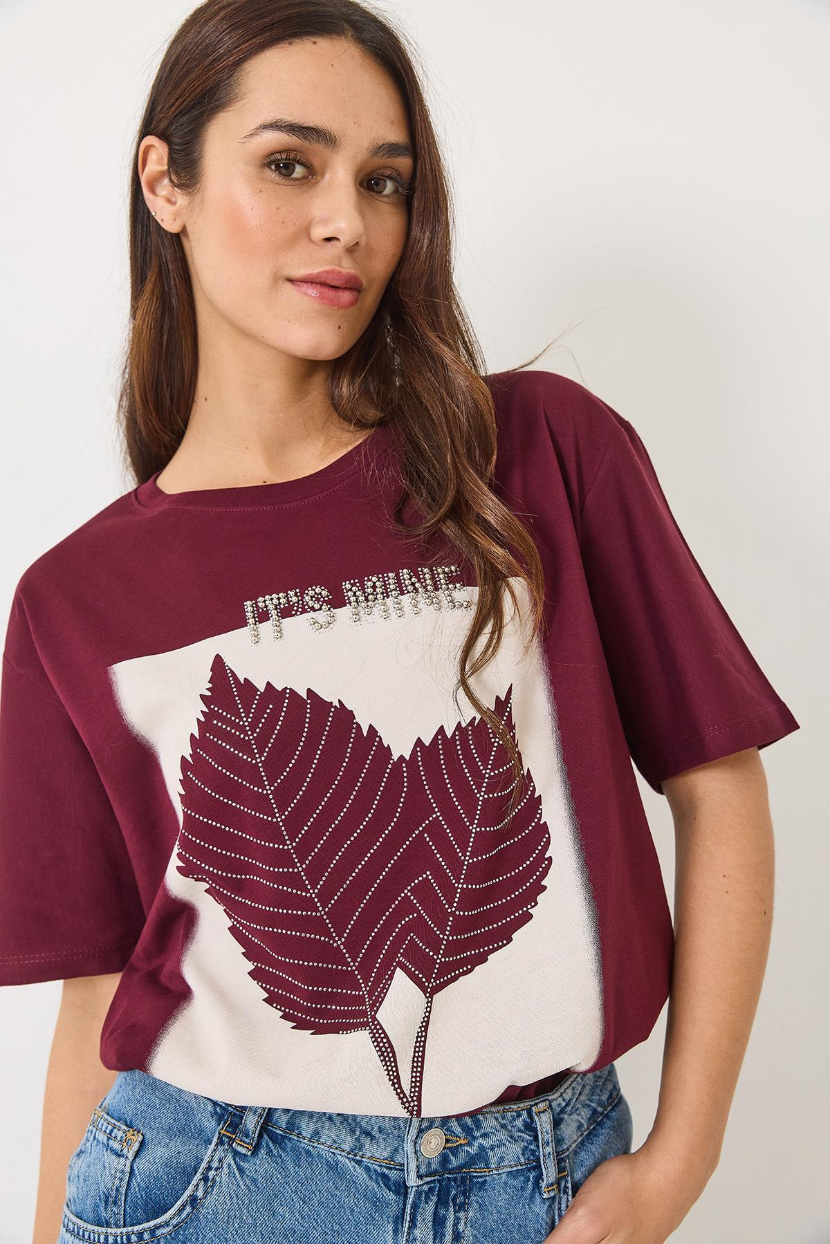Bisiklet Yaka Boncuk Taş Detaylı Yaprak Desen Baskılı T-Shirt 60261390 - Bordo