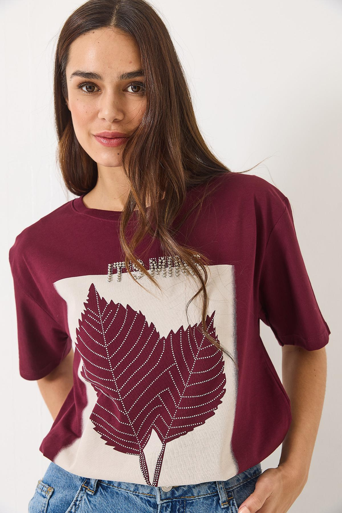 Bisiklet Yaka Boncuk Taş Detaylı Yaprak Desen Baskılı T-Shirt 60261390 - Bordo