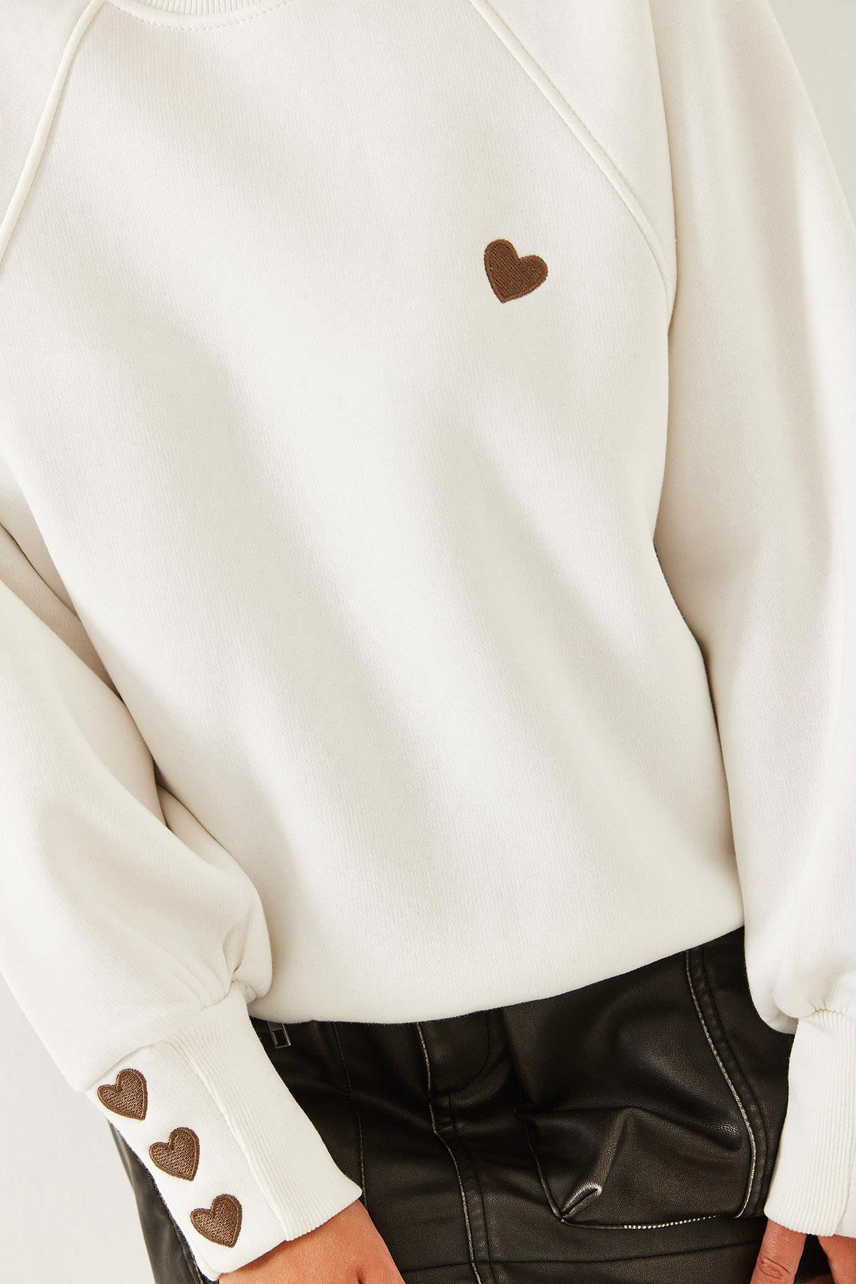 Bisiklet Yaka Kalp Nakışlı Üç İplik Şardonlu Sweatshirt 60251933 - Beyaz SWEATSHİRT modelleri