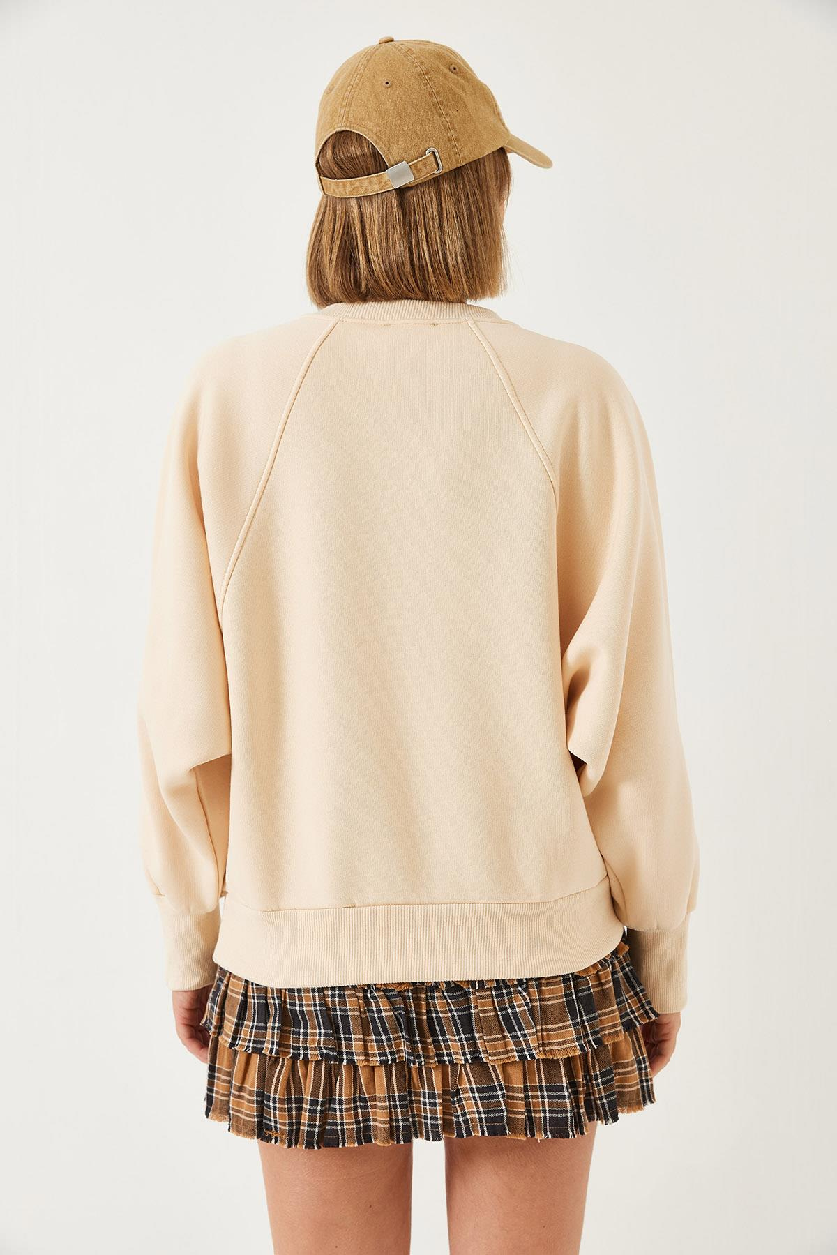 Bisiklet Yaka Kalp Nakışlı Üç İplik Şardonlu Sweatshirt 60251933 - Bej SWEATSHİRT modelleri