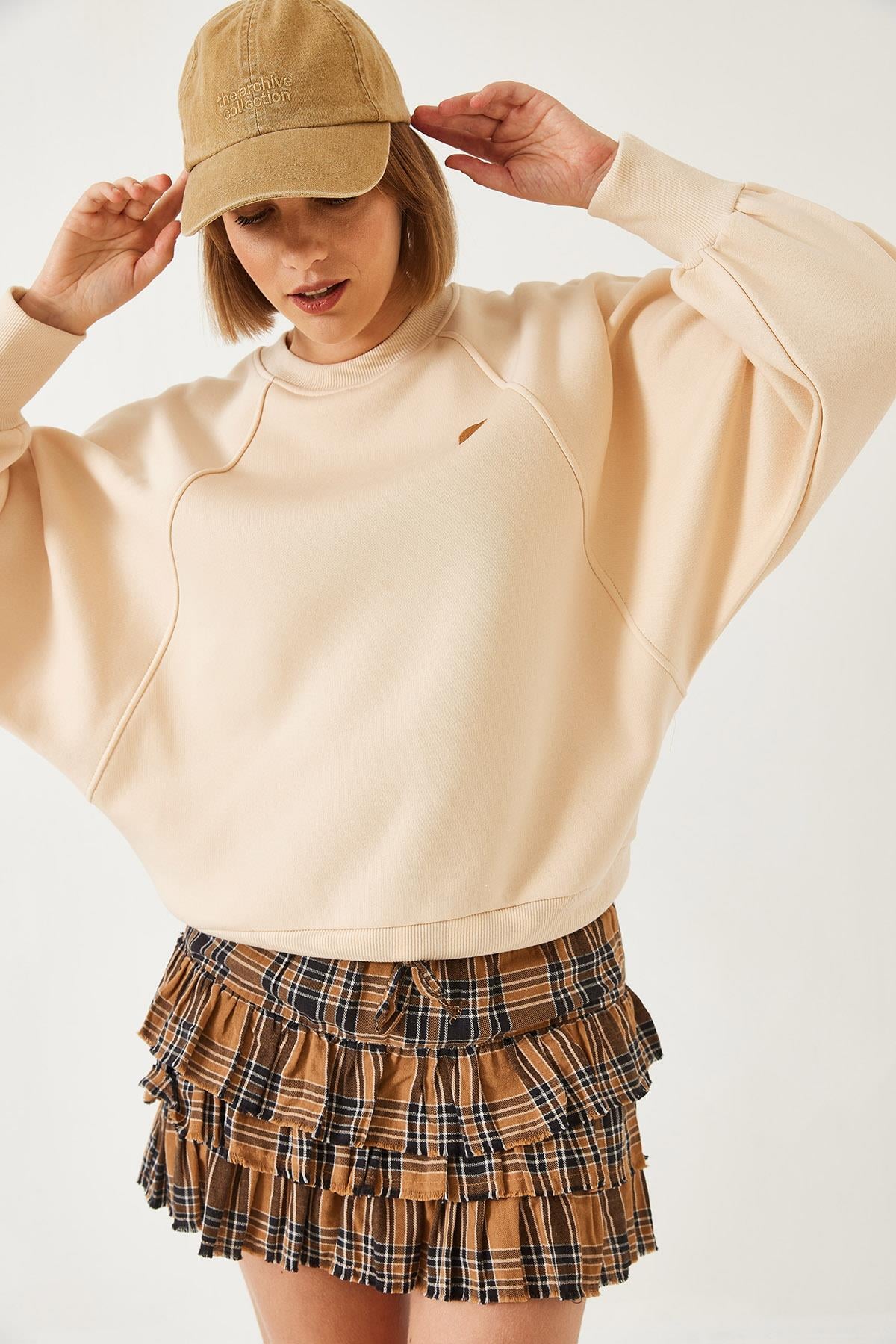 Bisiklet Yaka Kalp Nakışlı Üç İplik Şardonlu Sweatshirt 60251933 - Bej SWEATSHİRT modelleri