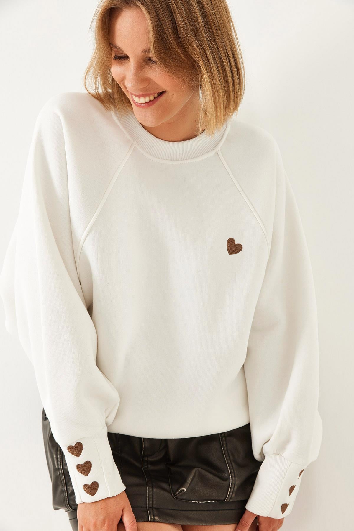 Bisiklet Yaka Kalp Nakışlı Üç İplik Şardonlu Sweatshirt 60251933 - Beyaz SWEATSHİRT modelleri
