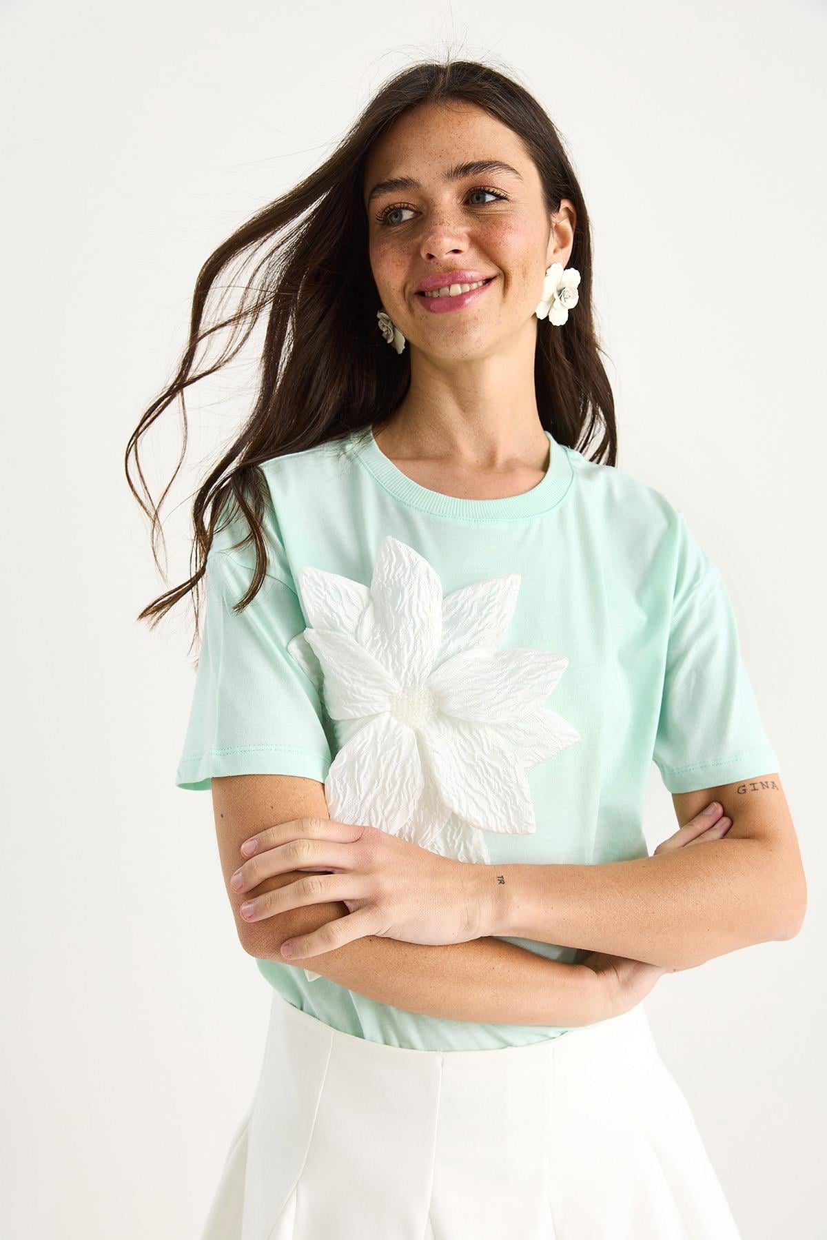 Çiçek Aksesuarlı Kısa Kollu Pamuklu T-Shirt 60602040 - Mint Yeşili