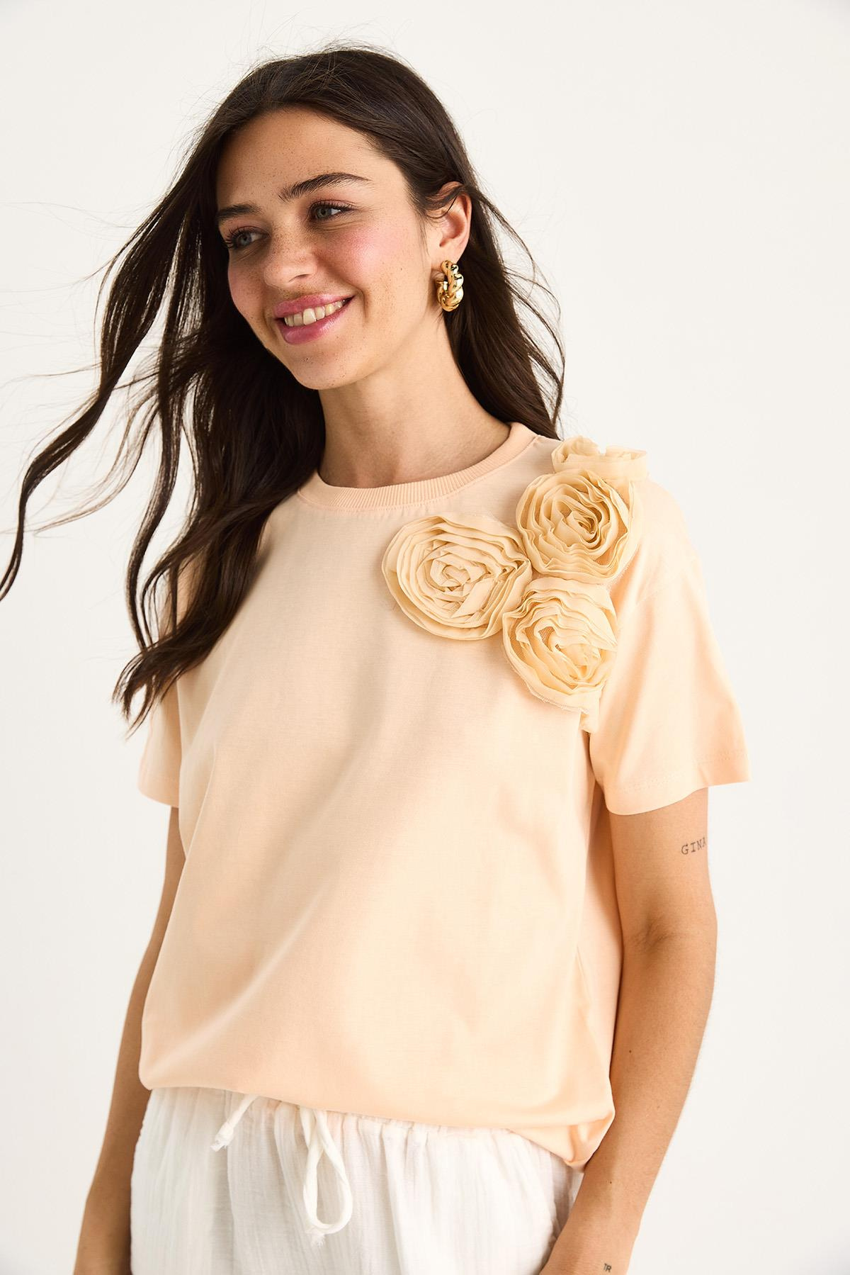 Çiçek Aksesuarlı Regular Bisiklet Yaka T-Shirt 60602030 - Yavru Ağzı