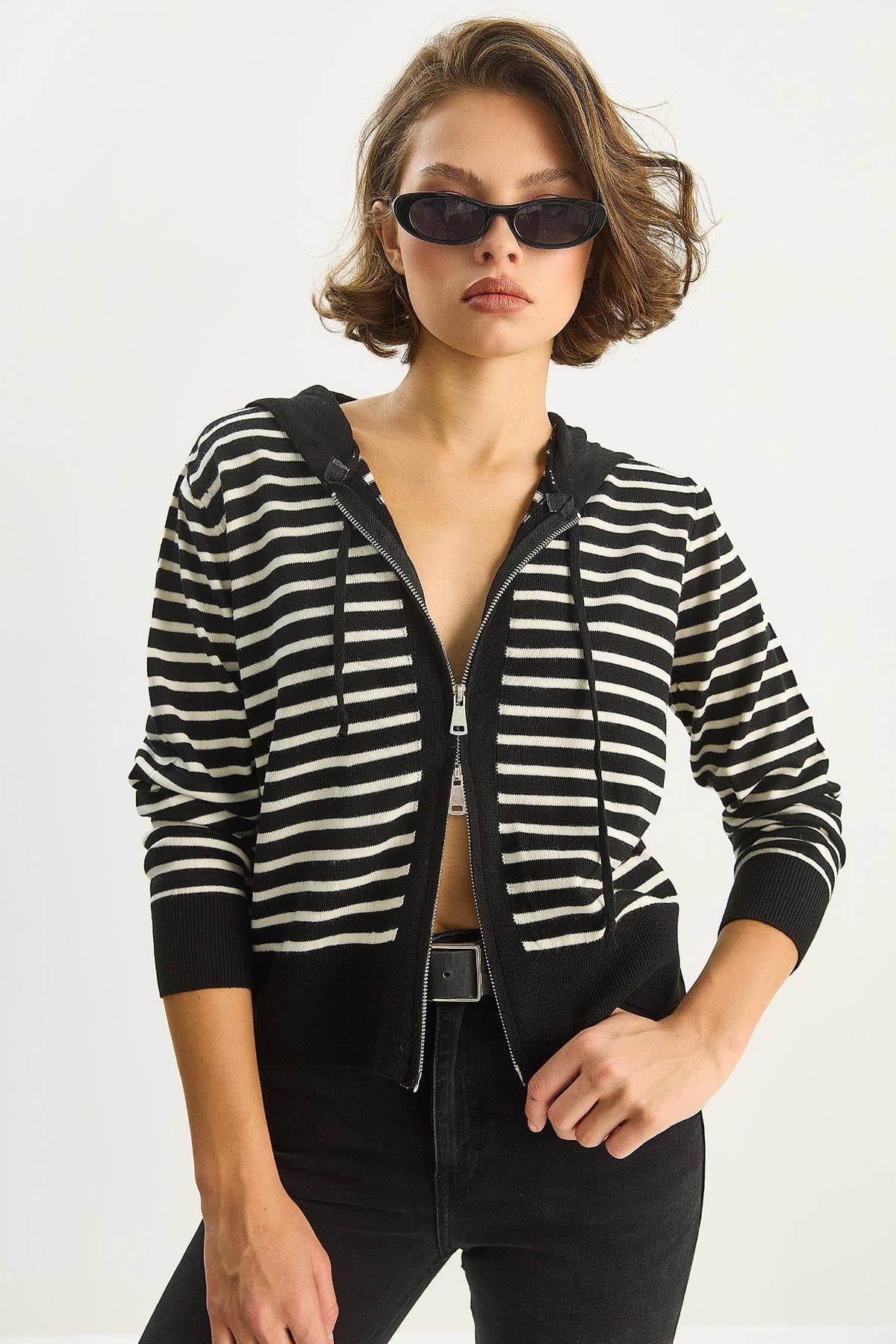 Çizgili Kapüşonlu Çift Fermuarlı Basic Hırka 20246865 - Siyah-Ekru HIRKA modelleri