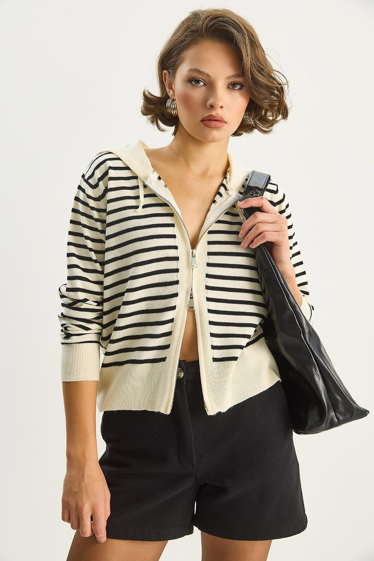 Çizgili Kapüşonlu Çift Fermuarlı Basic Hırka 20246865 - Ekru-Siyah HIRKA modelleri