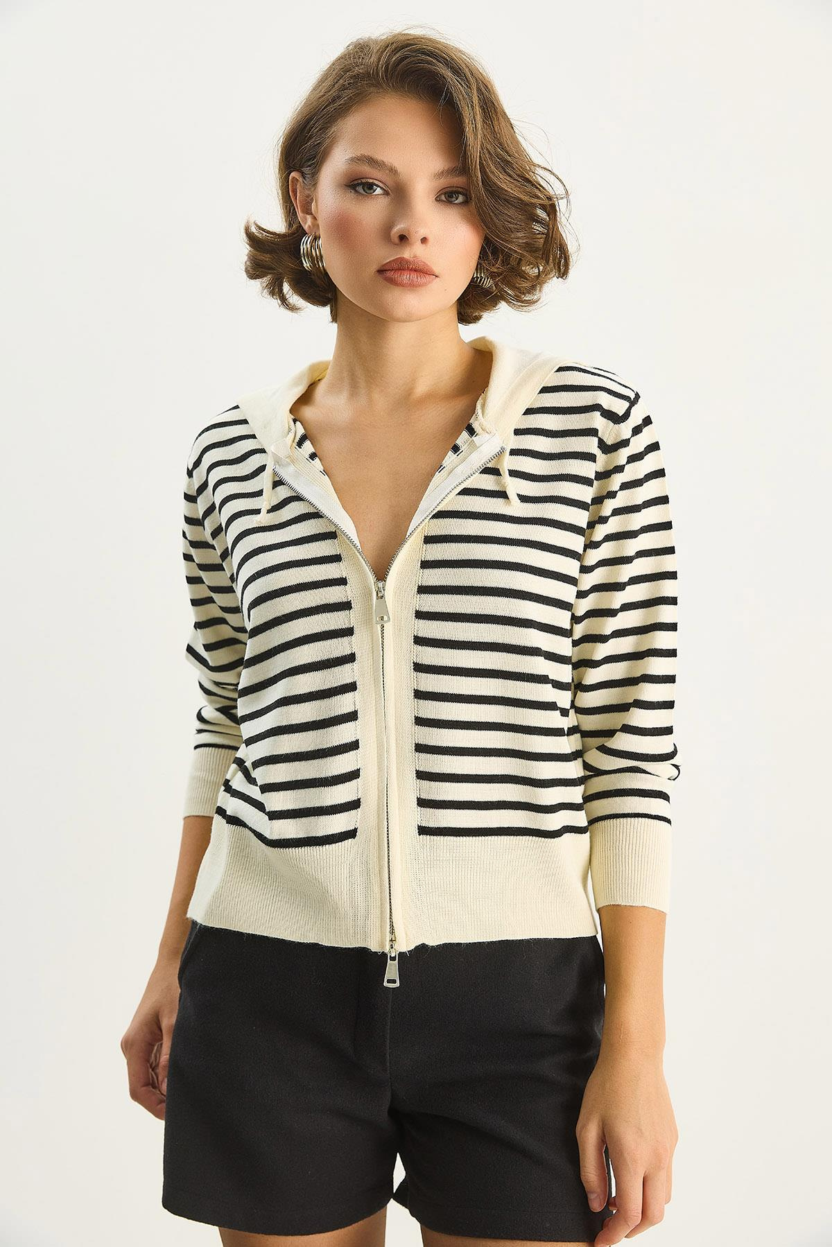 Çizgili Kapüşonlu Çift Fermuarlı Basic Hırka 20246865 - Ekru-Siyah HIRKA modelleri