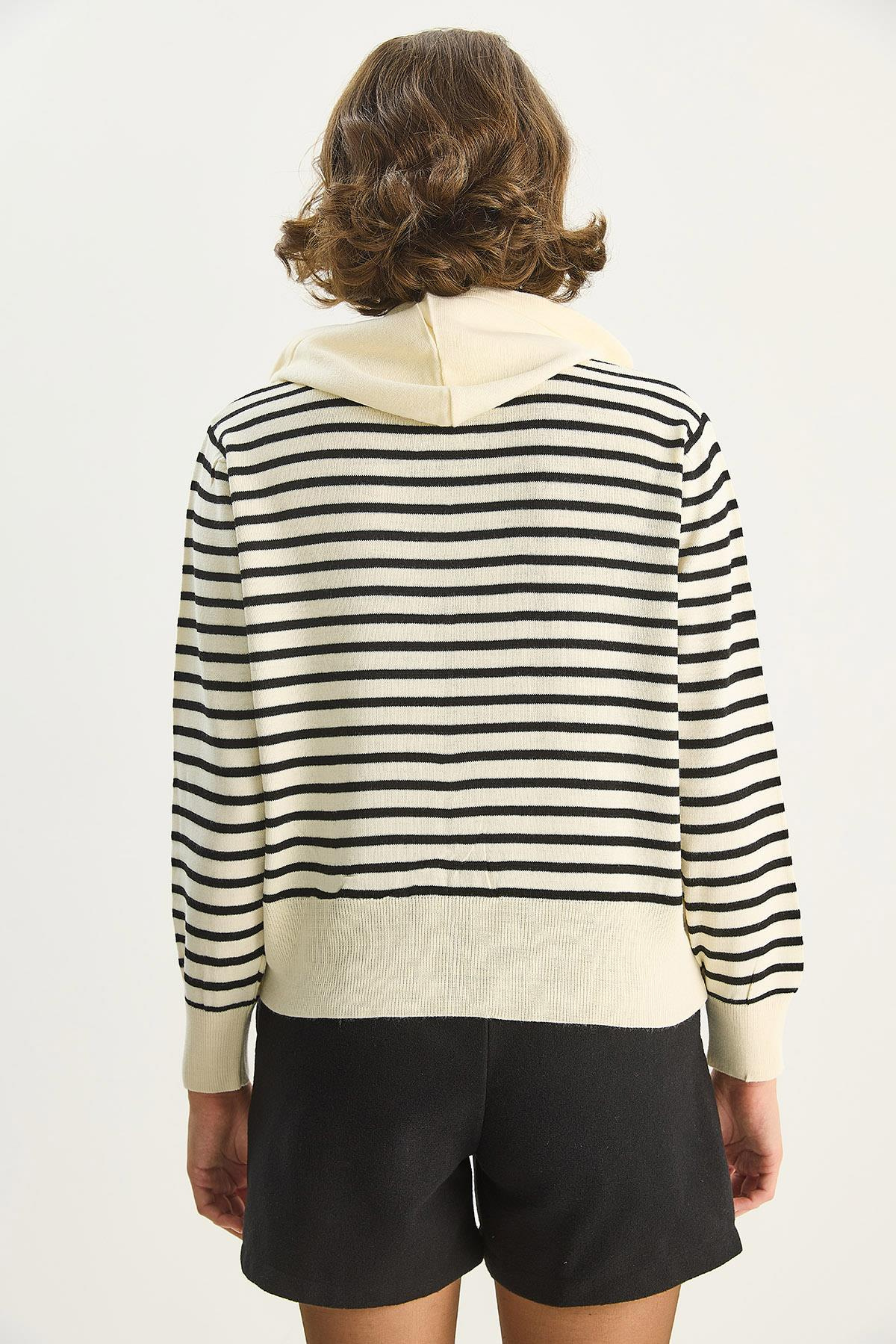 Çizgili Kapüşonlu Çift Fermuarlı Basic Hırka 20246865 - Ekru-Siyah HIRKA modelleri