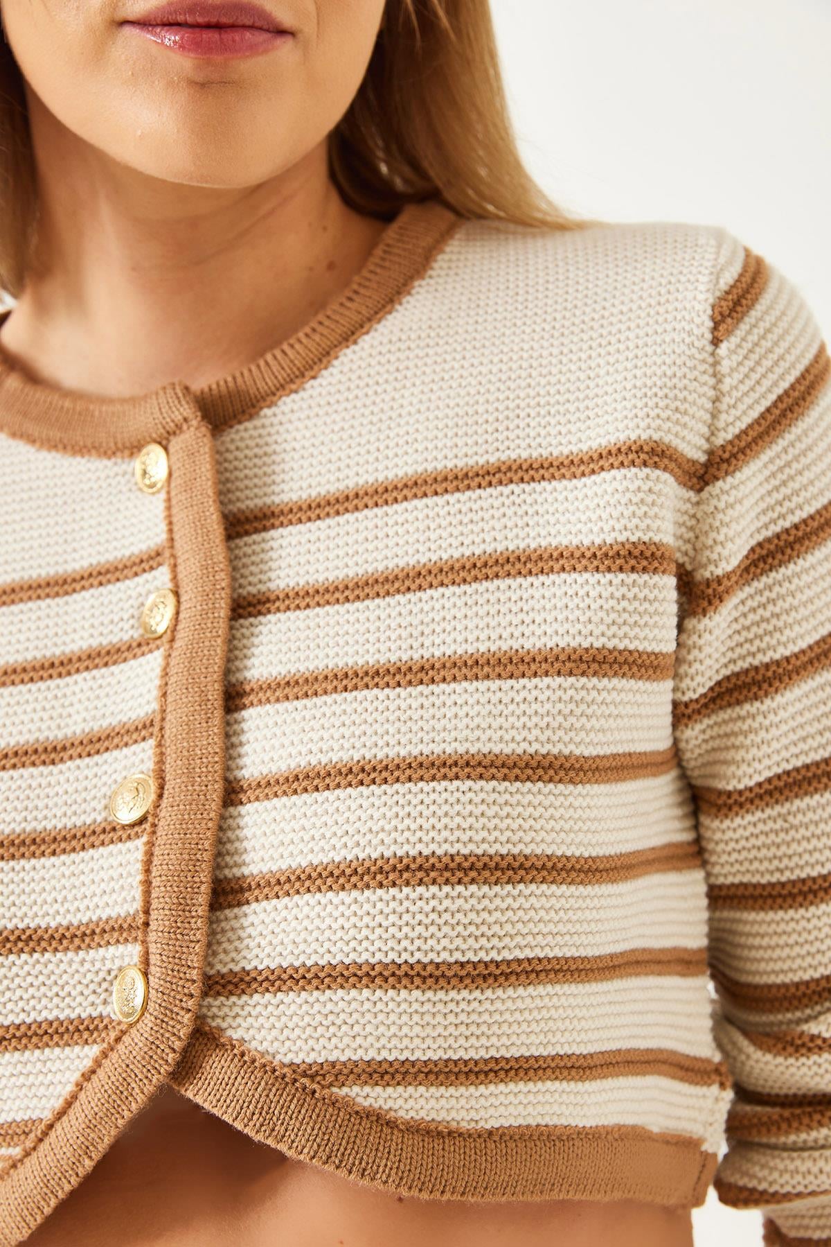 Düğmeli Çizgili Crop Triko Hırka 60351300 - Bej-Camel