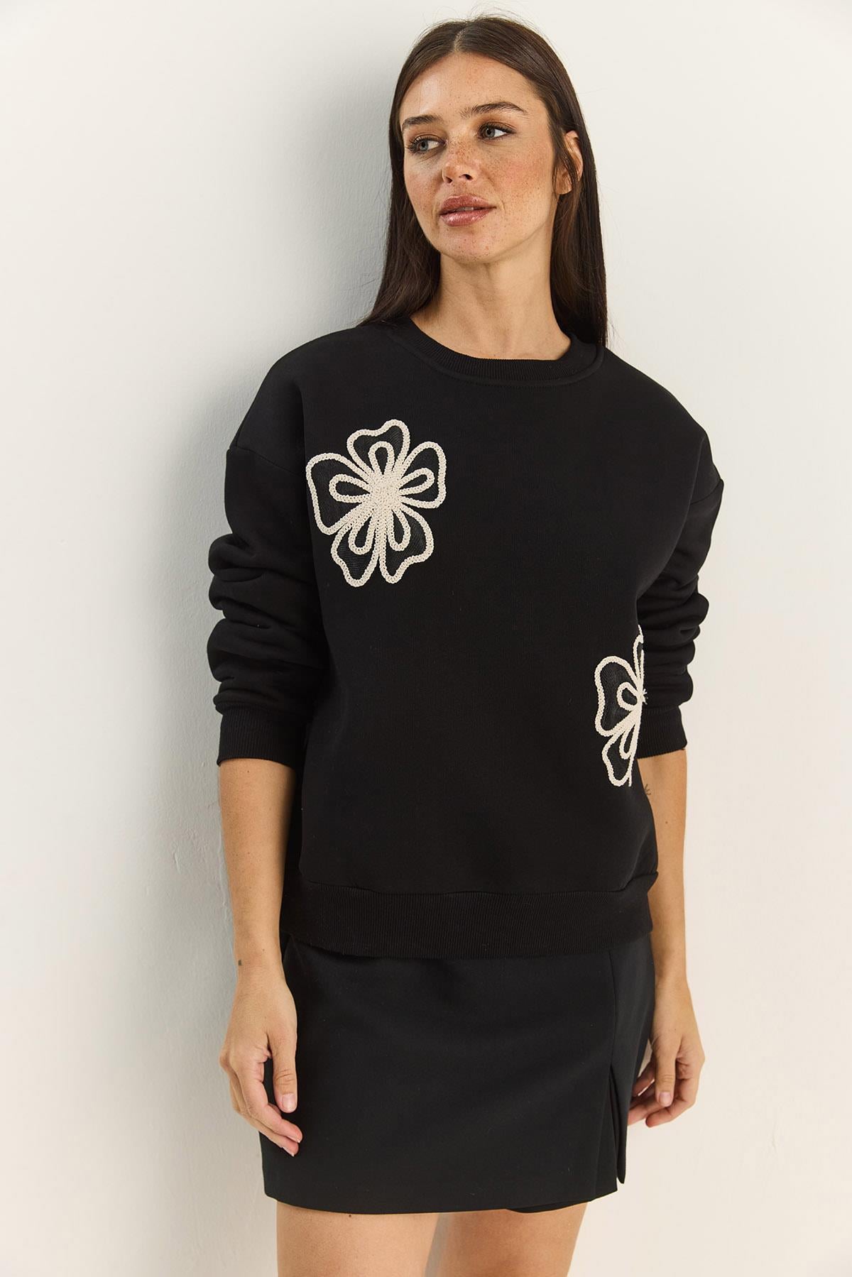 Kadın Bisiklet Yaka Çiçek Nakışlı Üç İplik Şardonlu Sweatshirt 60601045 - Siyah SWEATSHİRT modelleri