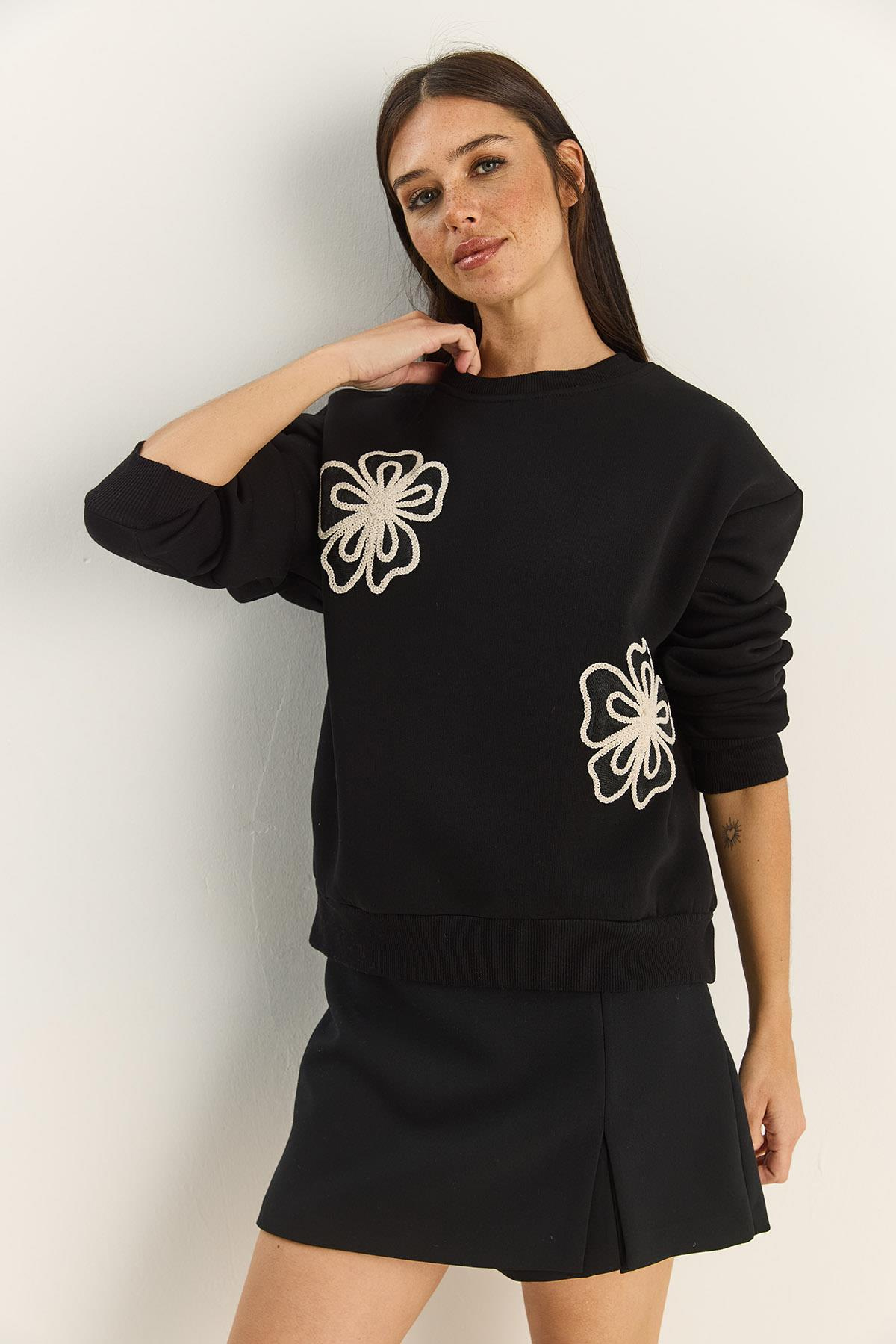 Kadın Bisiklet Yaka Çiçek Nakışlı Üç İplik Şardonlu Sweatshirt 60601045 - Siyah SWEATSHİRT modelleri