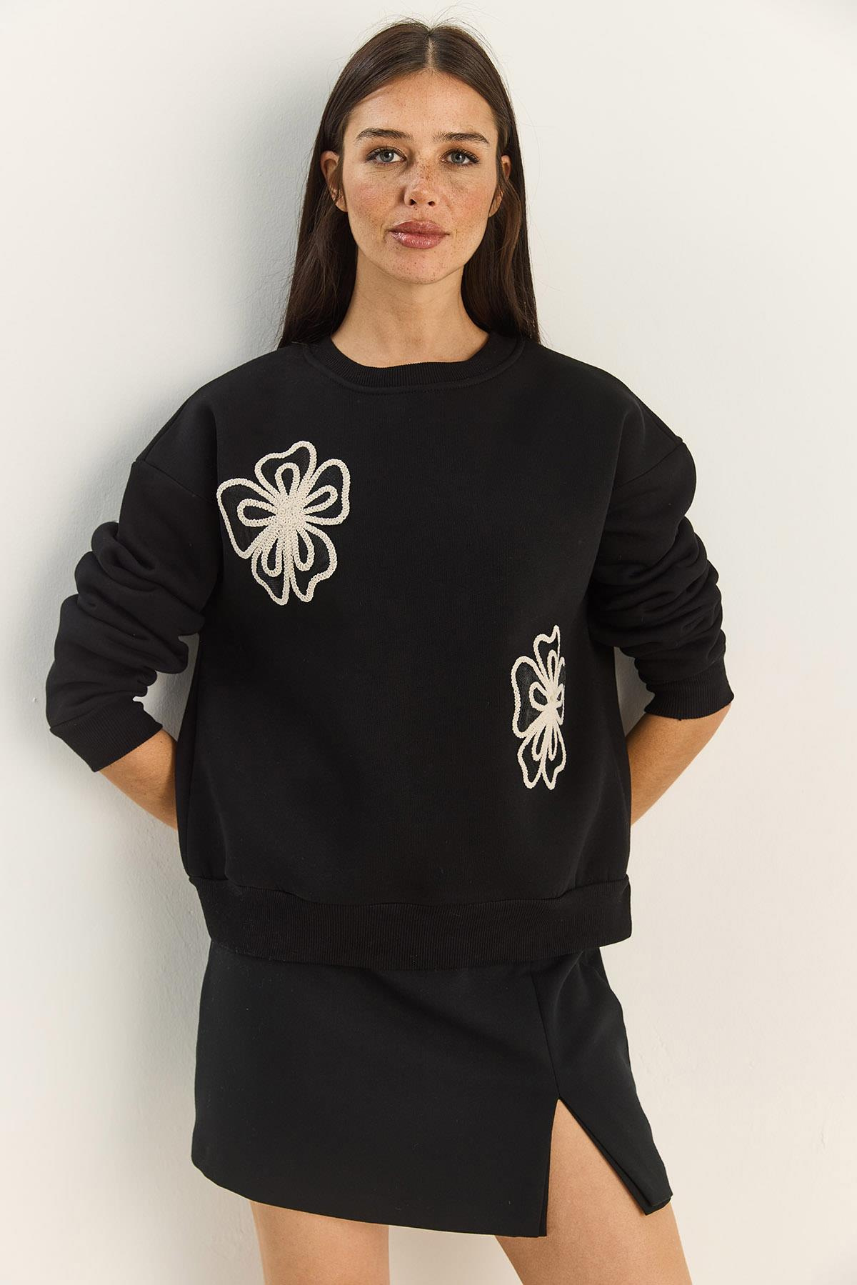 Kadın Bisiklet Yaka Çiçek Nakışlı Üç İplik Şardonlu Sweatshirt 60601045 - Siyah SWEATSHİRT modelleri