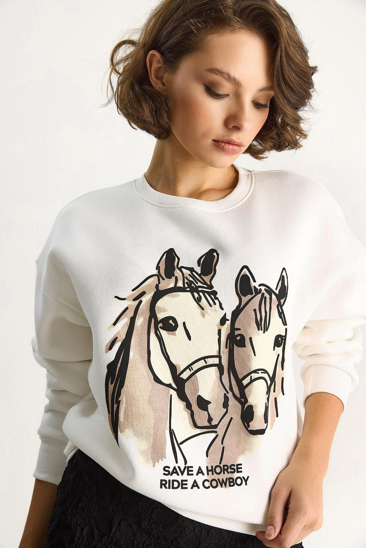 Kadın Bisiklet Yaka Dijital Cowboy Baskılı Salaş Sweatshirt 6896 60283521 - Beyaz SWEATSHİRT modelleri
