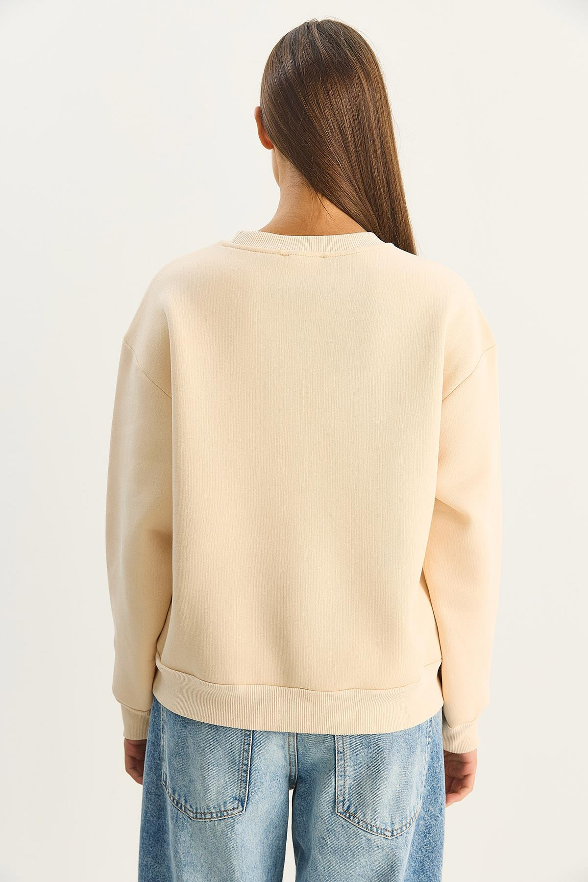 Kadın Bisiklet Yaka Kelebek Aksesuarlı Taş Işlemeli Üç İplik Şadonlu Sweatshirt 60601042 - Bej SWEATSHİRT modelleri