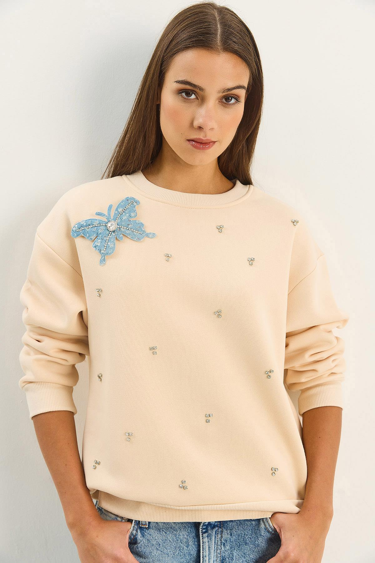 Kadın Bisiklet Yaka Kelebek Aksesuarlı Taş Işlemeli Üç İplik Şadonlu Sweatshirt 60601042 - Bej SWEATSHİRT modelleri