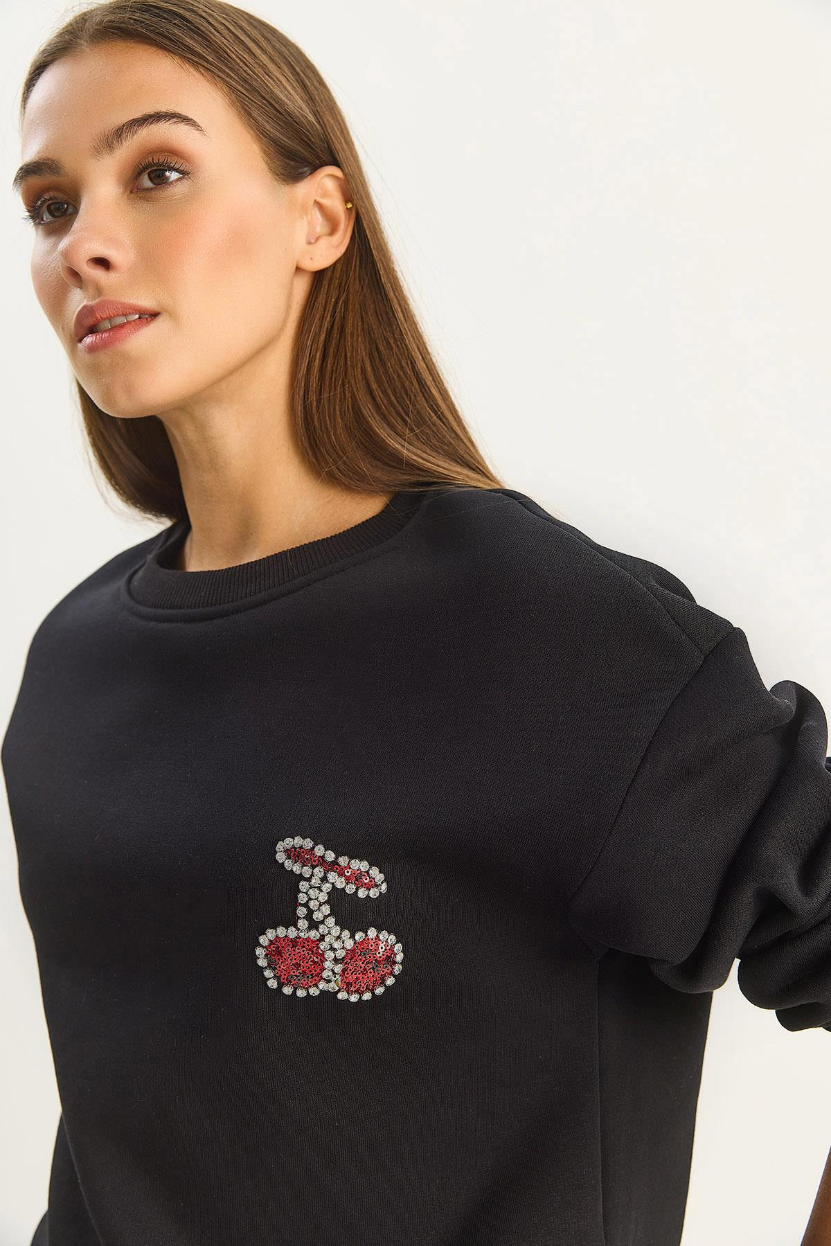 Kadın Bisiklet Yaka Kiraz Taş İşlemeli Üç İplik Şardonlu Sweatshirt 60601047 - Siyah SWEATSHİRT modelleri