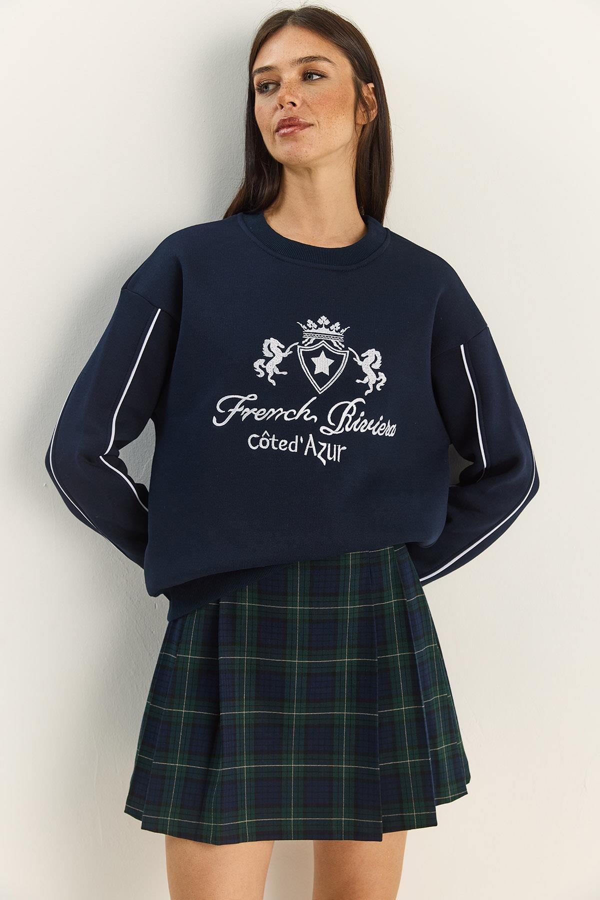 Kadın Bisiklet Yaka Nakış İşlemeli Üç İplik Şardonlu Sweatshirt 60601049 - Lacivert SWEATSHİRT modelleri