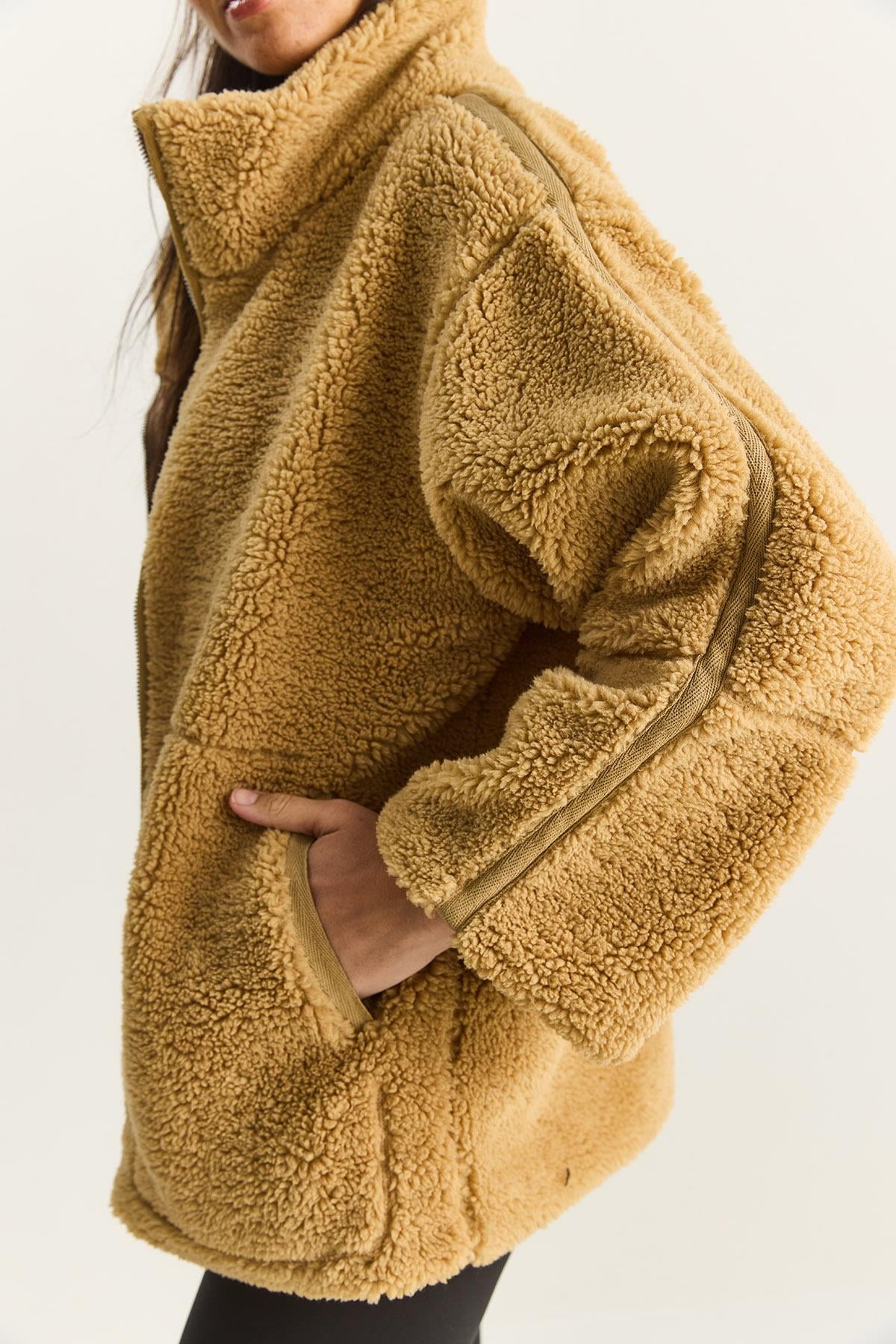 Kadın Cep Detaylı Fermuarlı Astarlı Dik Yaka Peluş Mont 60283631 - Camel DIŞ GİYİM modelleri