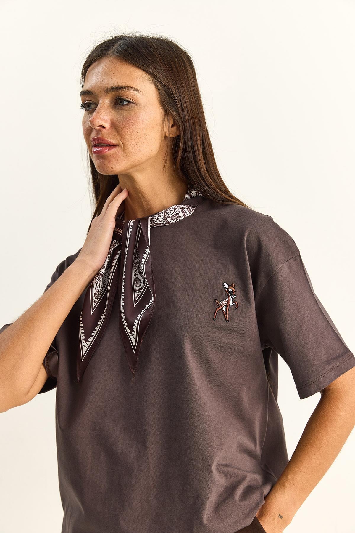 Kadın Ceylan Nakışlı Fularlı Basic Salaş T-Shirt 7517 60283977 - Kakao T-SHİRT modelleri