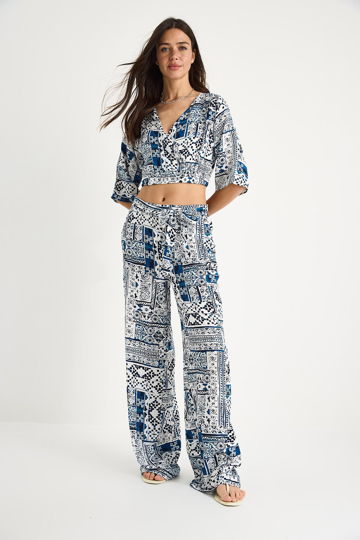 Kadın Desenli Crop Bluz Pantolon Takım 3052 60283353 - Beyaz-İndigo