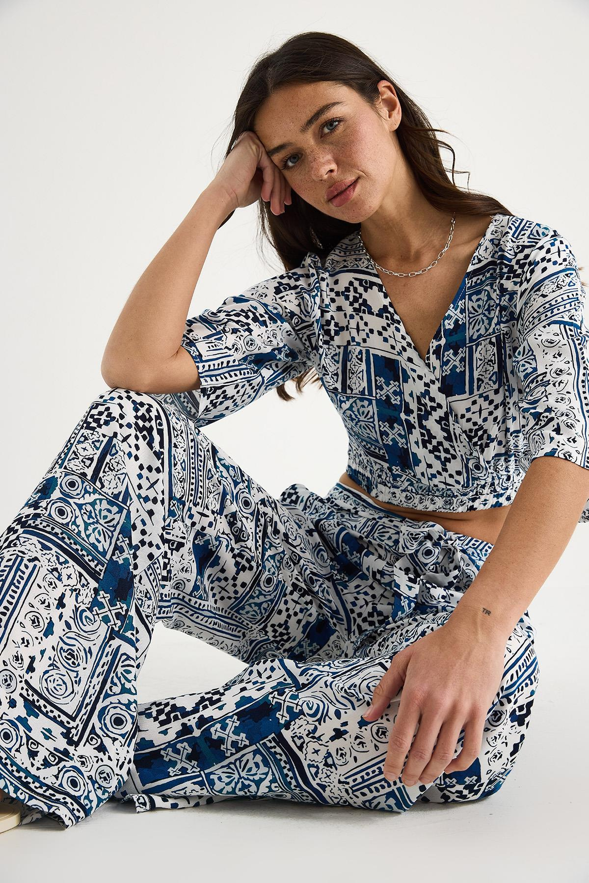Kadın Desenli Crop Bluz Pantolon Takım 3052 60283353 - Beyaz-İndigo