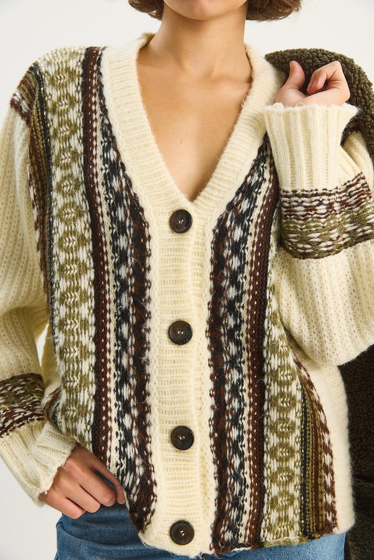 Kadın Etnik Desenli Oversize V Yaka Düğmeli Kalın Triko Hırka 5057 60283576 - Krem HIRKA modelleri