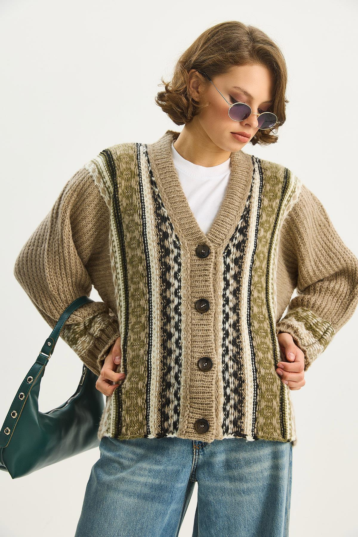 Kadın Etnik Desenli Oversize V Yaka Düğmeli Kalın Triko Hırka 5057 60283576 - Vizon HIRKA modelleri