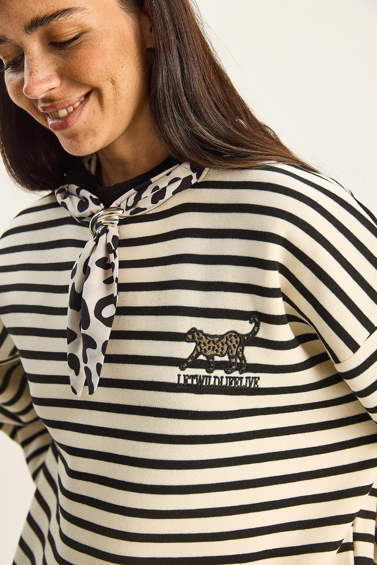 Kadın Fular Detaylı Leopar Nakışlı Çizgili Üç İplik Şardonlu Oversize Sweatshirt 6973 60283818 - Ekru-Siyah SWEATSHİRT modelleri