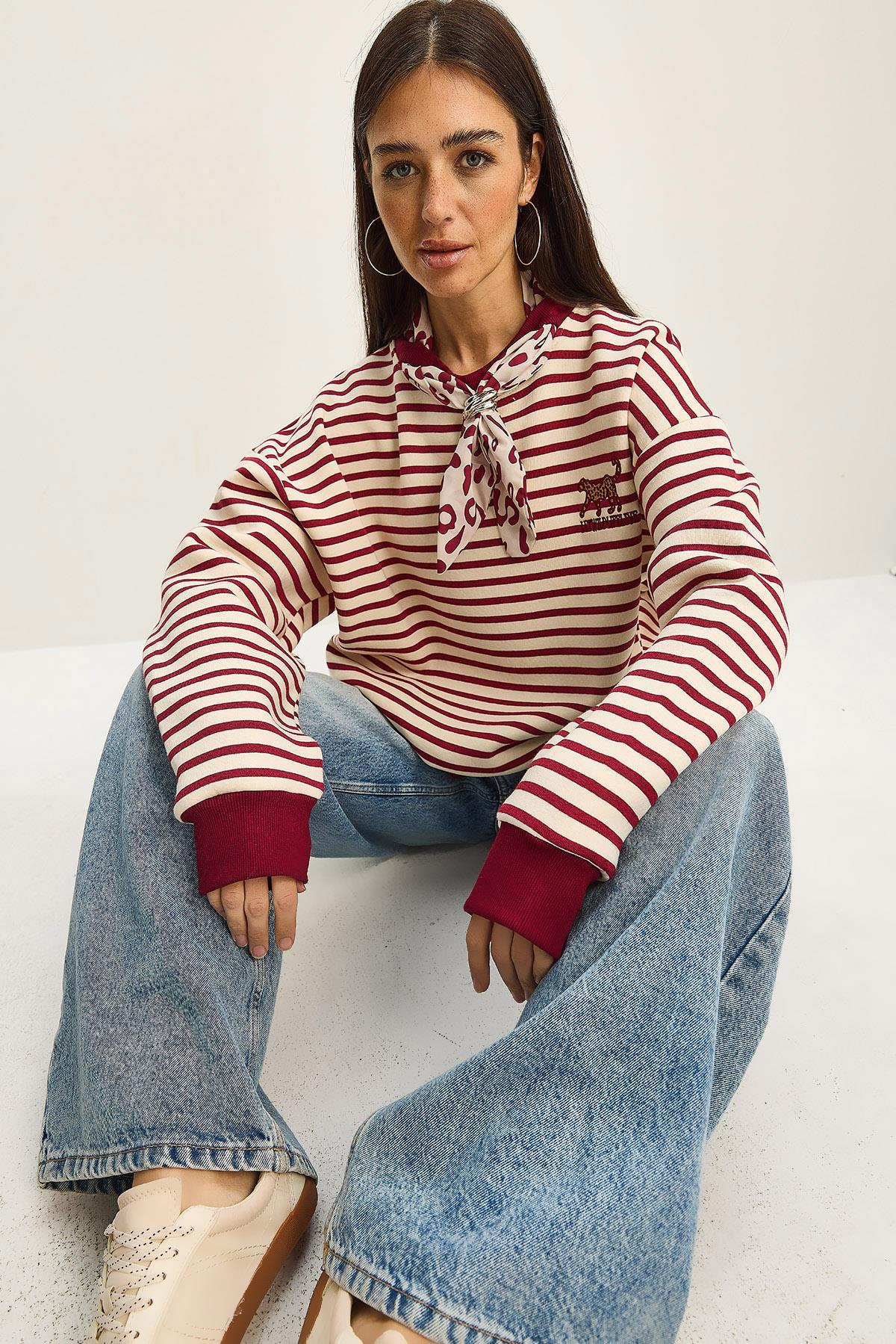 Kadın Fular Detaylı Leopar Nakışlı Çizgili Üç İplik Şardonlu Oversize Sweatshirt 6973 60283818 - Ekru-Bordo SWEATSHİRT modelleri