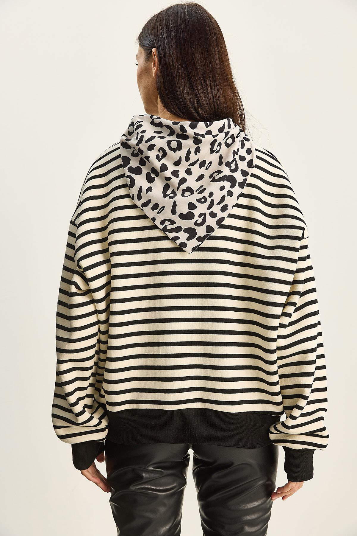 Kadın Fular Detaylı Leopar Nakışlı Çizgili Üç İplik Şardonlu Oversize Sweatshirt 6973 60283818 - Ekru-Siyah SWEATSHİRT modelleri