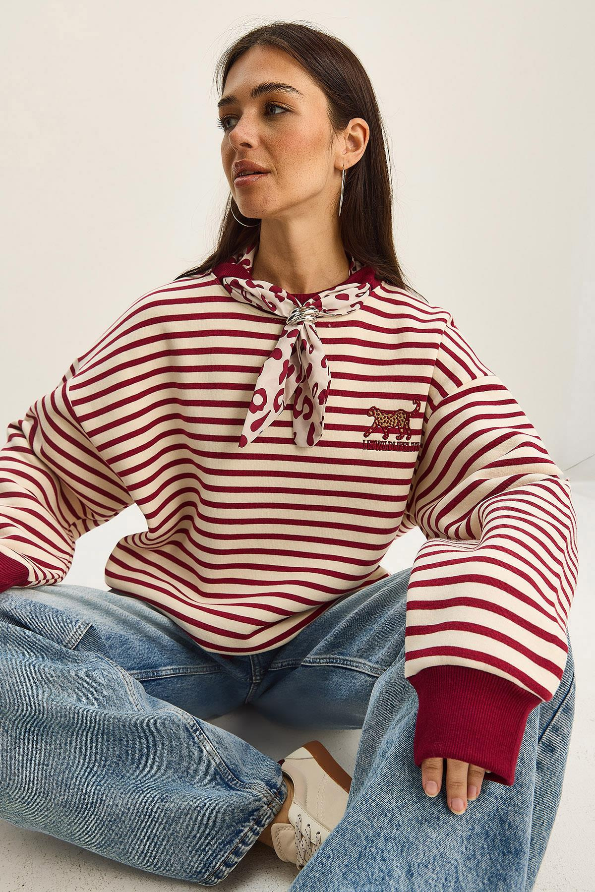 Kadın Fular Detaylı Leopar Nakışlı Çizgili Üç İplik Şardonlu Oversize Sweatshirt 6973 60283818 - Ekru-Bordo SWEATSHİRT modelleri