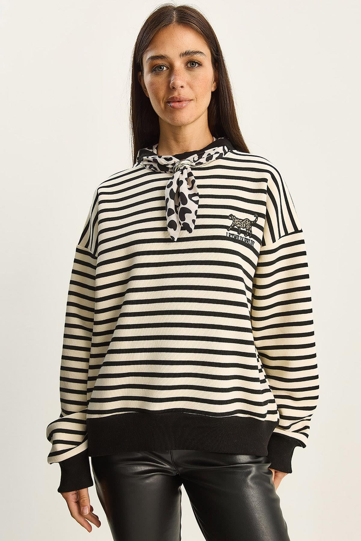 Kadın Fular Detaylı Leopar Nakışlı Çizgili Üç İplik Şardonlu Oversize Sweatshirt 6973 60283818 - Ekru-Siyah SWEATSHİRT modelleri