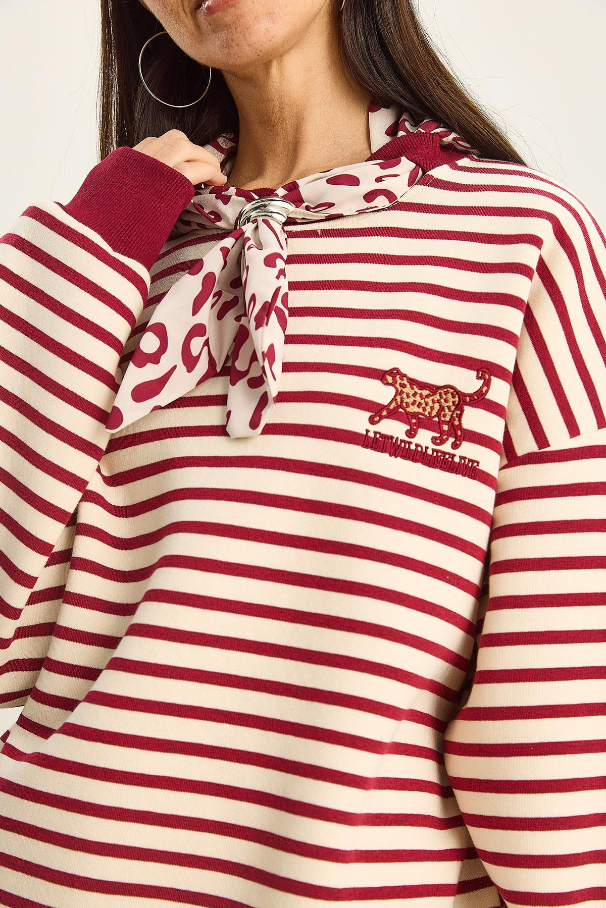Kadın Fular Detaylı Leopar Nakışlı Çizgili Üç İplik Şardonlu Oversize Sweatshirt 6973 60283818 - Ekru-Bordo SWEATSHİRT modelleri