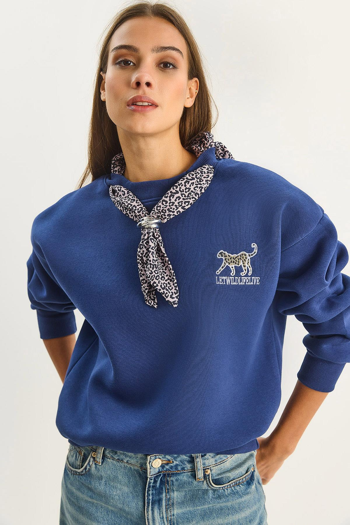 Kadın Fular Detaylı Leopar Nakışlı Üç İplik Şardonlu Oversize Sweatshirt 6917 60283616 - Lacivert SWEATSHİRT modelleri
