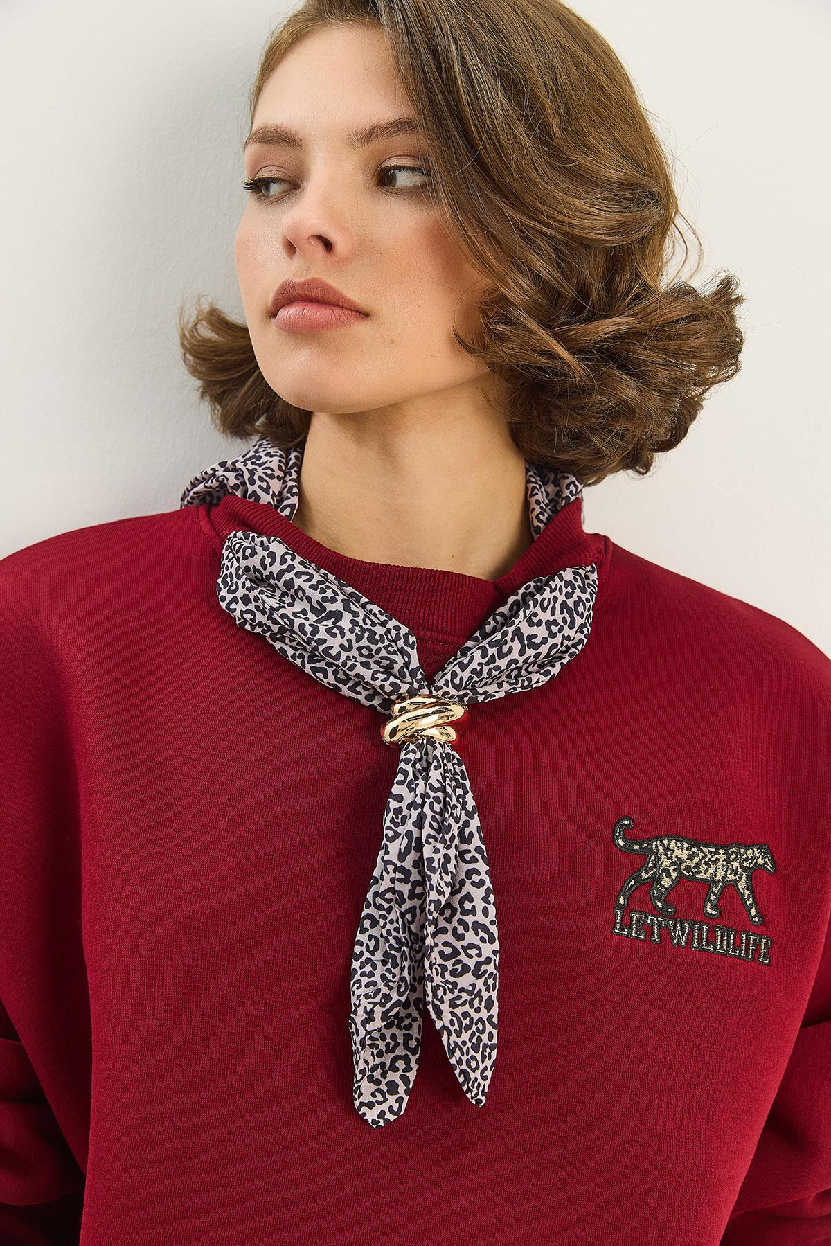 Kadın Fular Detaylı Leopar Nakışlı Üç İplik Şardonlu Oversize Sweatshirt 6917 60283616 - Bordo SWEATSHİRT modelleri