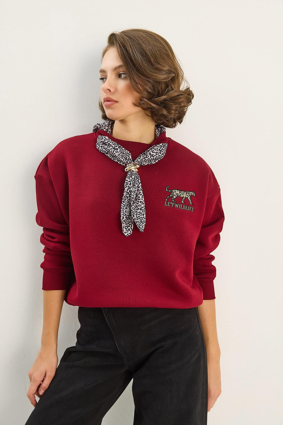 Kadın Fular Detaylı Leopar Nakışlı Üç İplik Şardonlu Oversize Sweatshirt 6917 60283616 - Bordo SWEATSHİRT modelleri