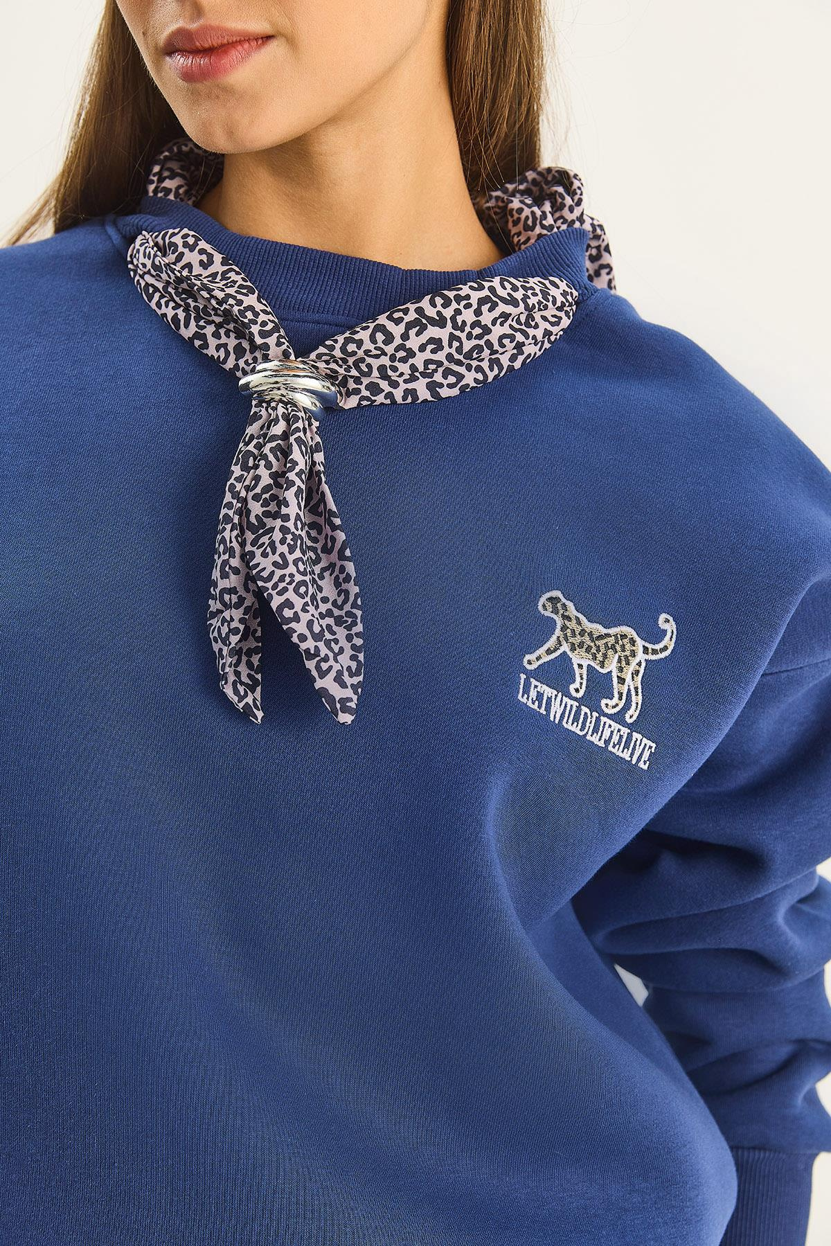 Kadın Fular Detaylı Leopar Nakışlı Üç İplik Şardonlu Oversize Sweatshirt 6917 60283616 - Lacivert SWEATSHİRT modelleri