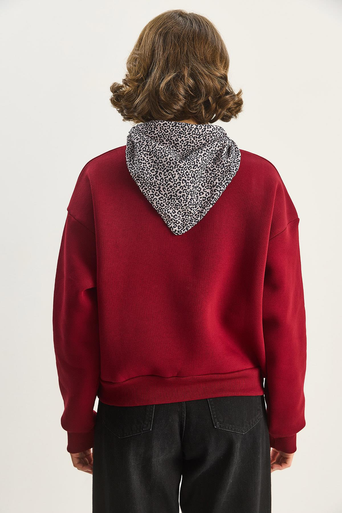 Kadın Fular Detaylı Leopar Nakışlı Üç İplik Şardonlu Oversize Sweatshirt 6917 60283616 - Bordo SWEATSHİRT modelleri