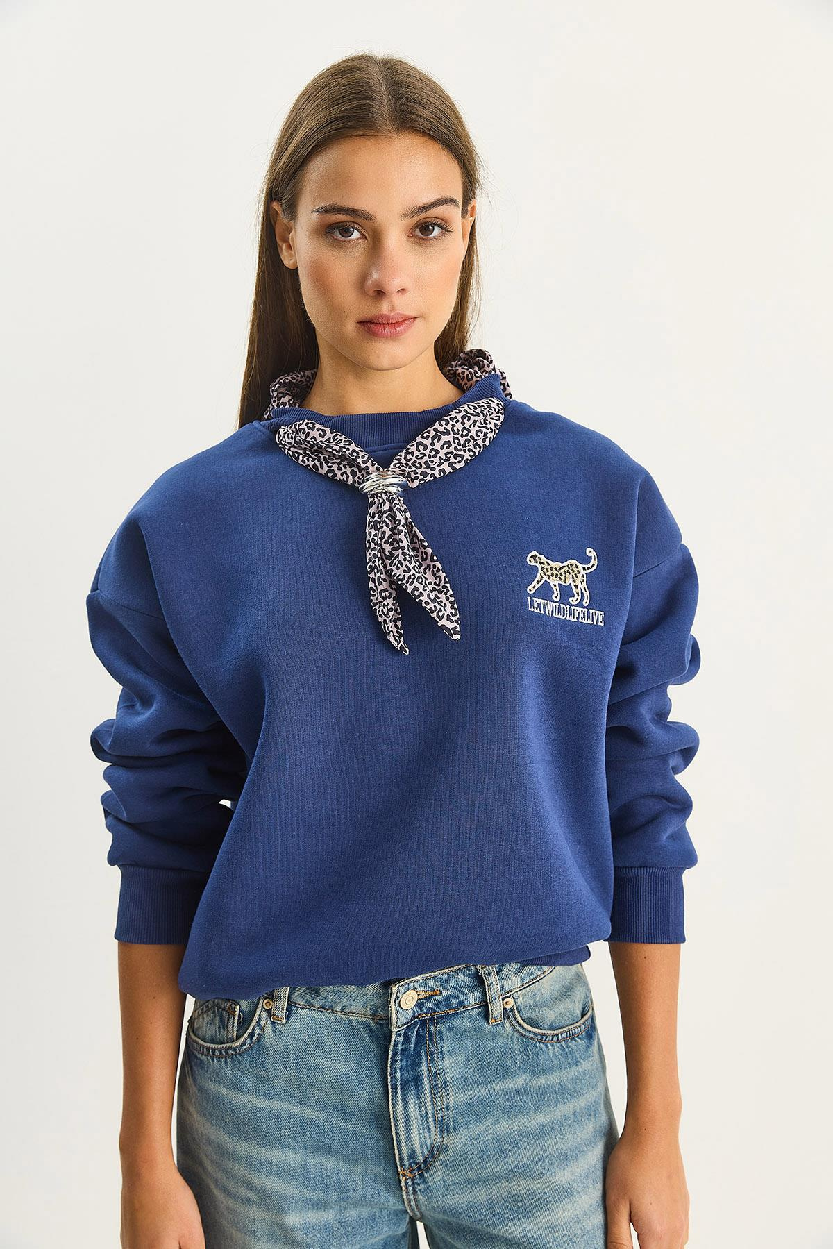 Kadın Fular Detaylı Leopar Nakışlı Üç İplik Şardonlu Oversize Sweatshirt 6917 60283616 - Lacivert SWEATSHİRT modelleri