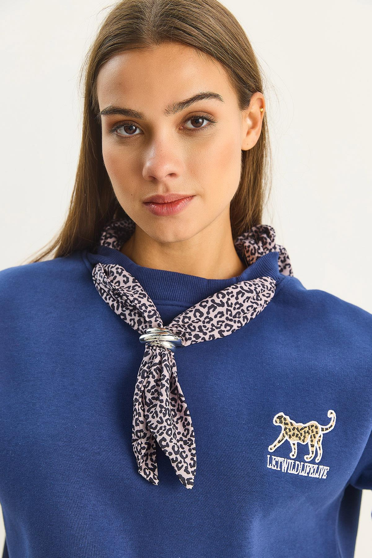 Kadın Fular Detaylı Leopar Nakışlı Üç İplik Şardonlu Oversize Sweatshirt 6917 60283616 - Lacivert SWEATSHİRT modelleri