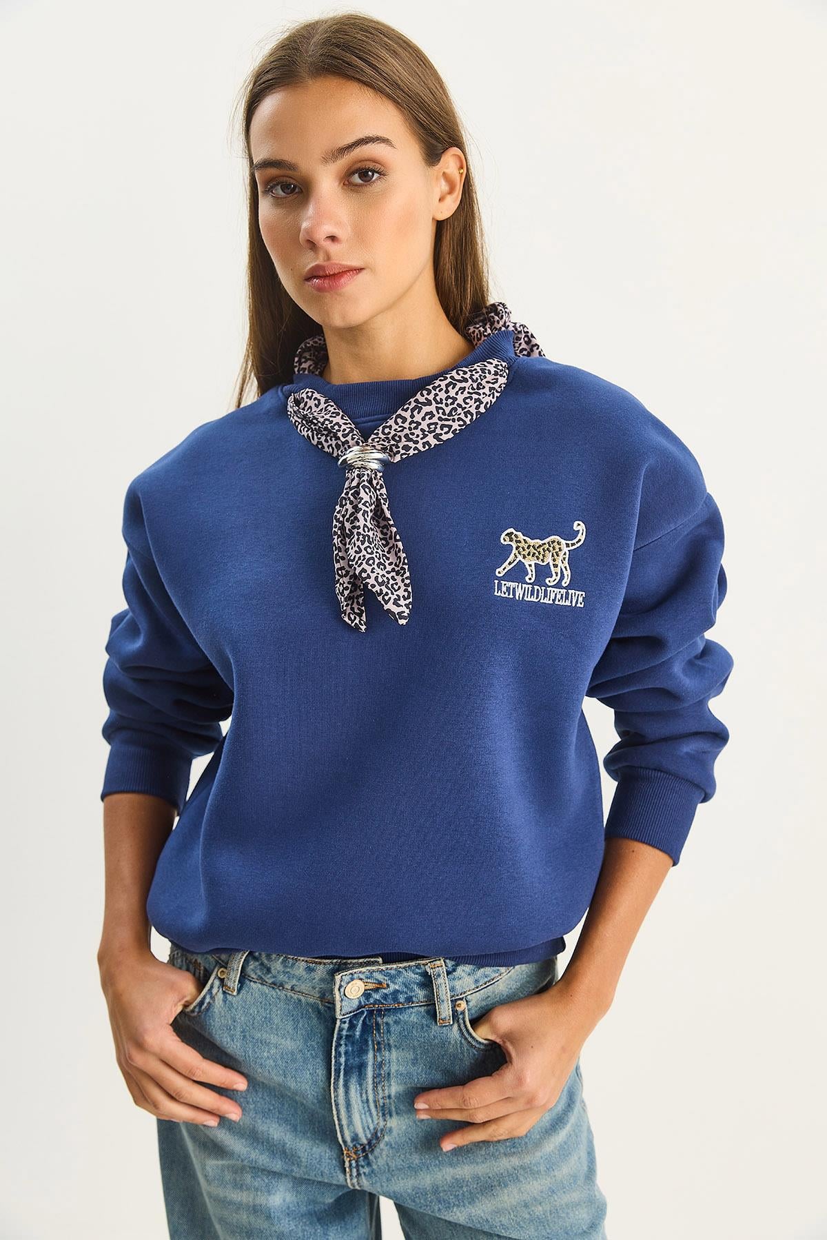 Kadın Fular Detaylı Leopar Nakışlı Üç İplik Şardonlu Oversize Sweatshirt 6917 60283616 - Lacivert SWEATSHİRT modelleri